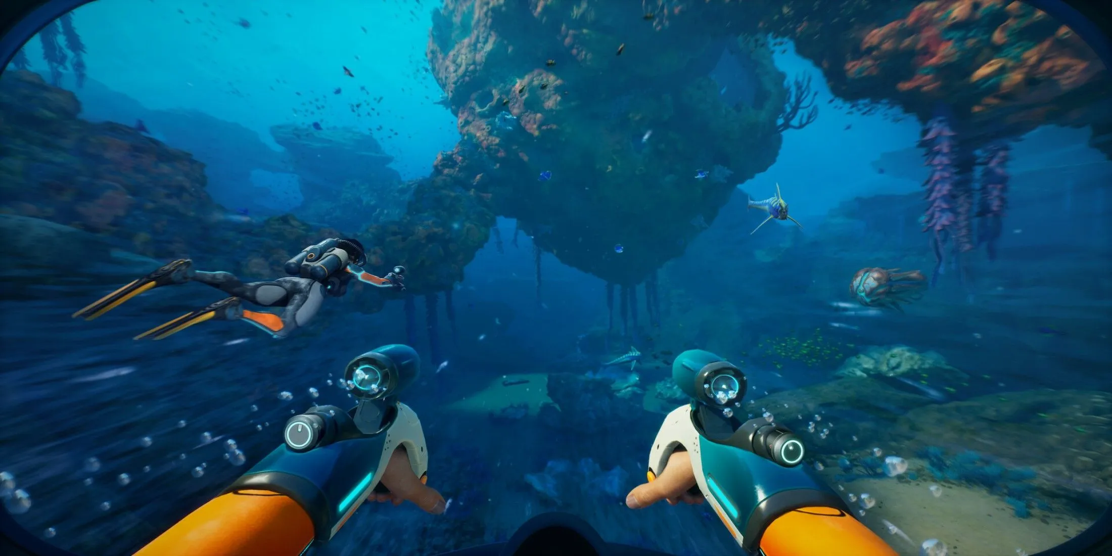 Ảnh chụp màn hình từ game Subnautica, mô tả cảnh dưới nước với một con tàu lặn và sinh vật biển, thể hiện không khí thám hiểm sinh tồn.