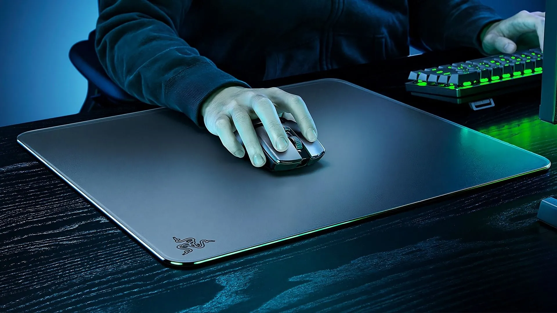 Ảnh quảng cáo thảm lót chuột kính Razer Atlas, tối ưu cho game thủ FPS chuyên nghiệp.