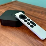 Apple TV và điều khiển đặt trên bàn gỗ, biểu tượng cho khả năng giải trí đa dạng.