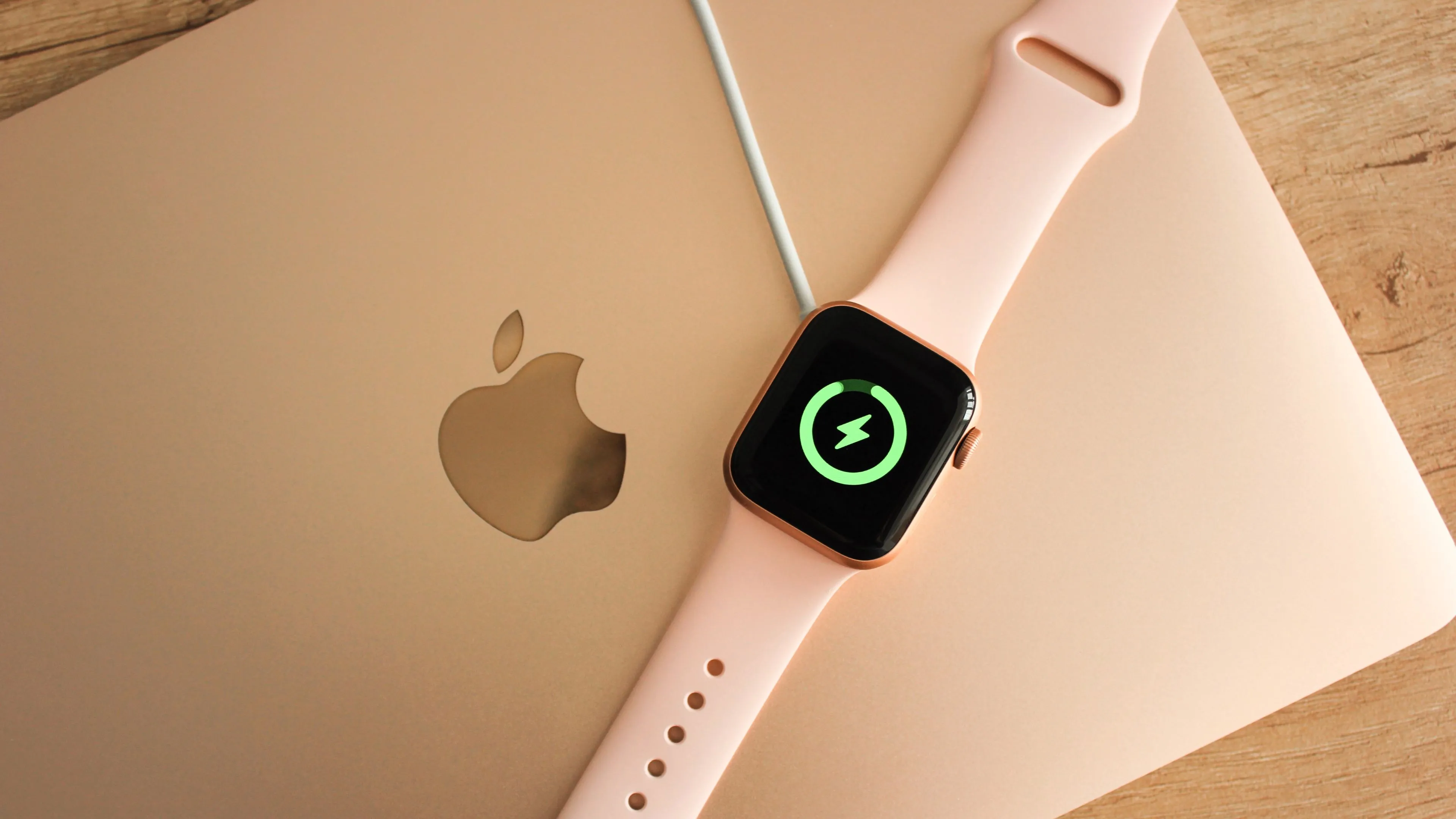 Apple Watch được đặt trên bàn di chuột của MacBook Air, minh họa tính năng Auto Unlock
