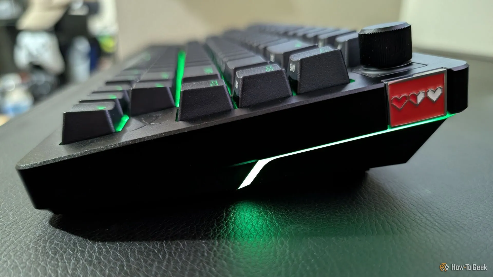 Bàn phím HyperX Alloy Rise 75 với đèn nền RGB màu xanh lá và huy hiệu tùy chỉnh