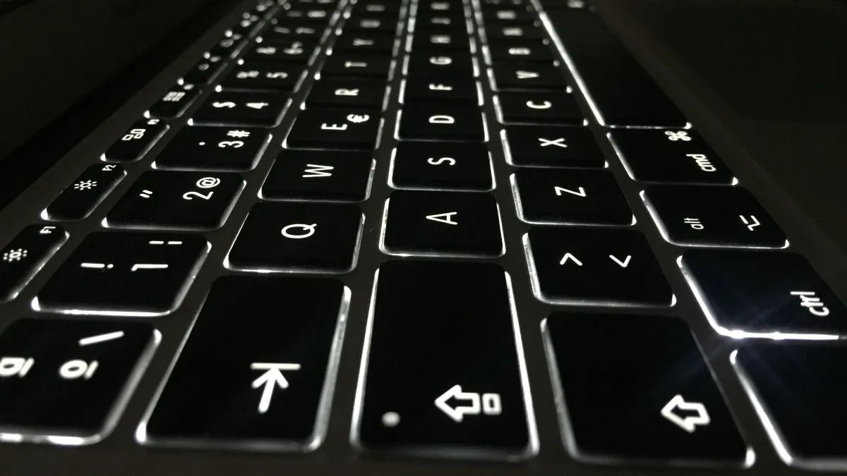 Bàn phím MacBook có đèn nền, minh họa vị trí phím Fn và Delete.