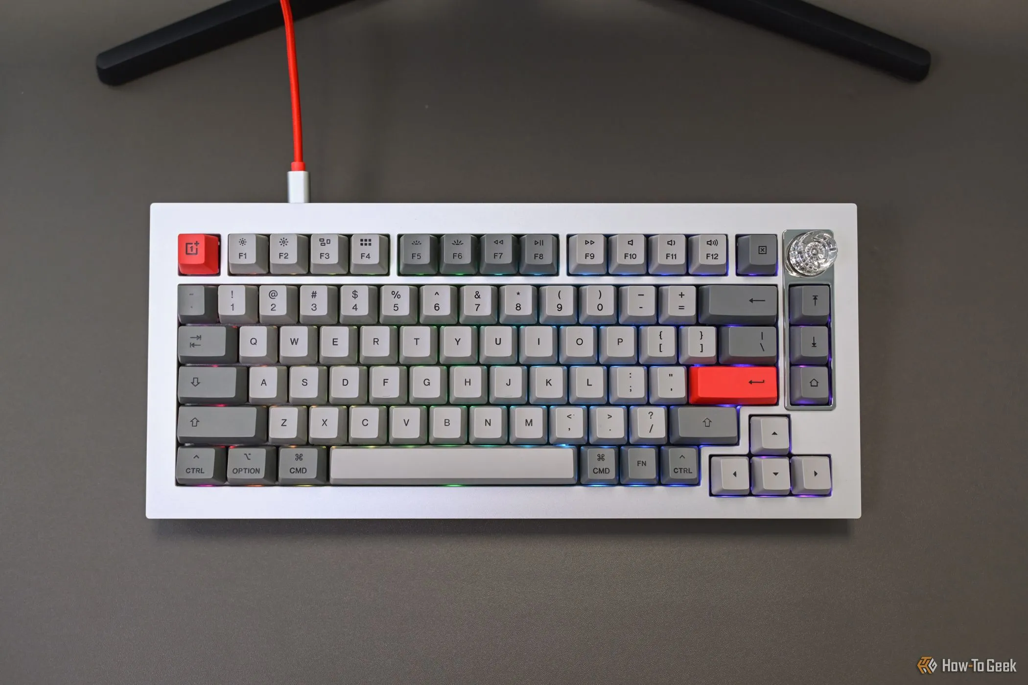 Bàn phím OnePlus Keyboard 81 Pro với keycap màu xám đặt trên bàn làm việc