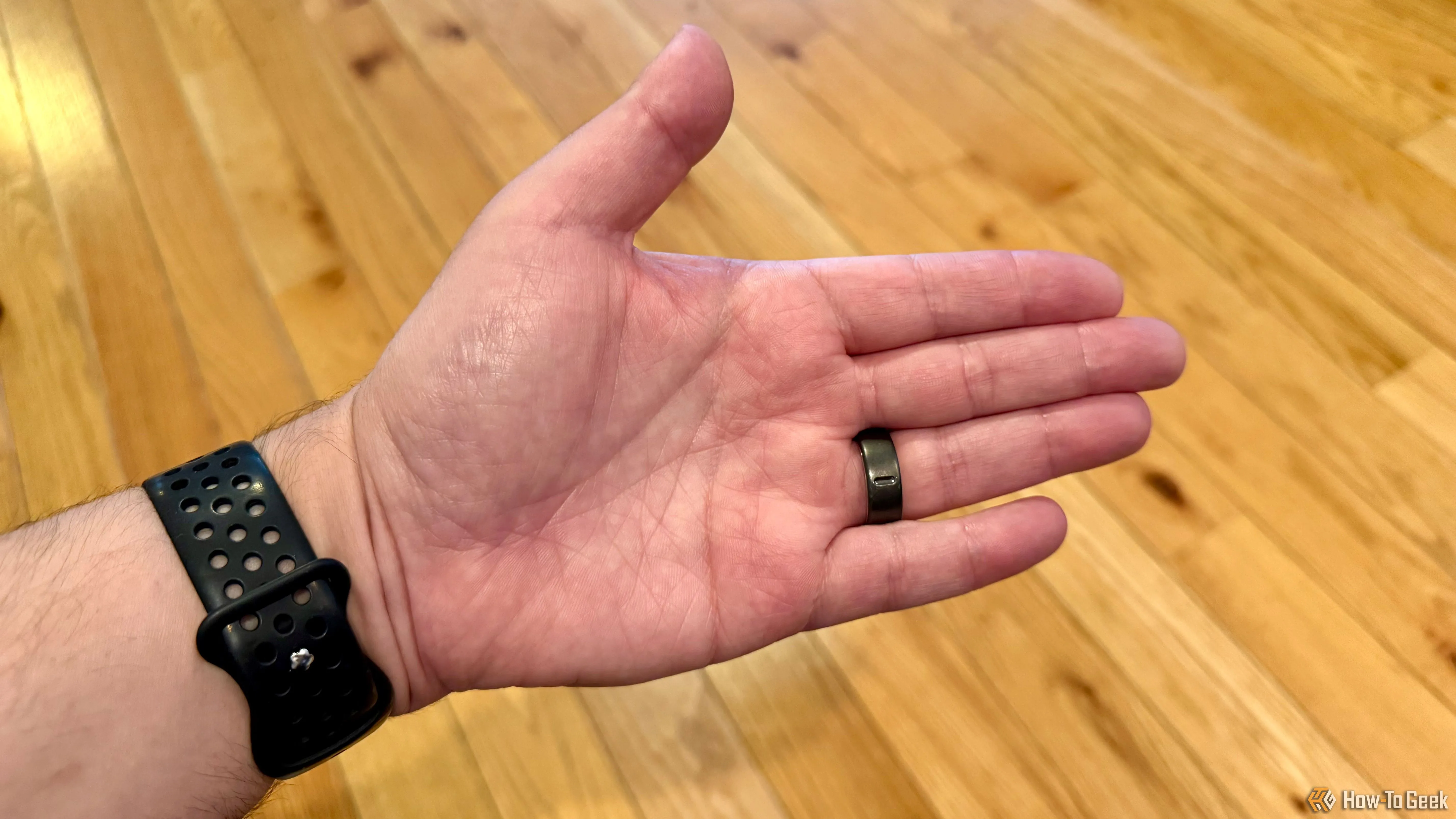 Bàn tay duỗi thẳng, cho thấy lòng bàn tay và mặt dưới của Oura Ring 4