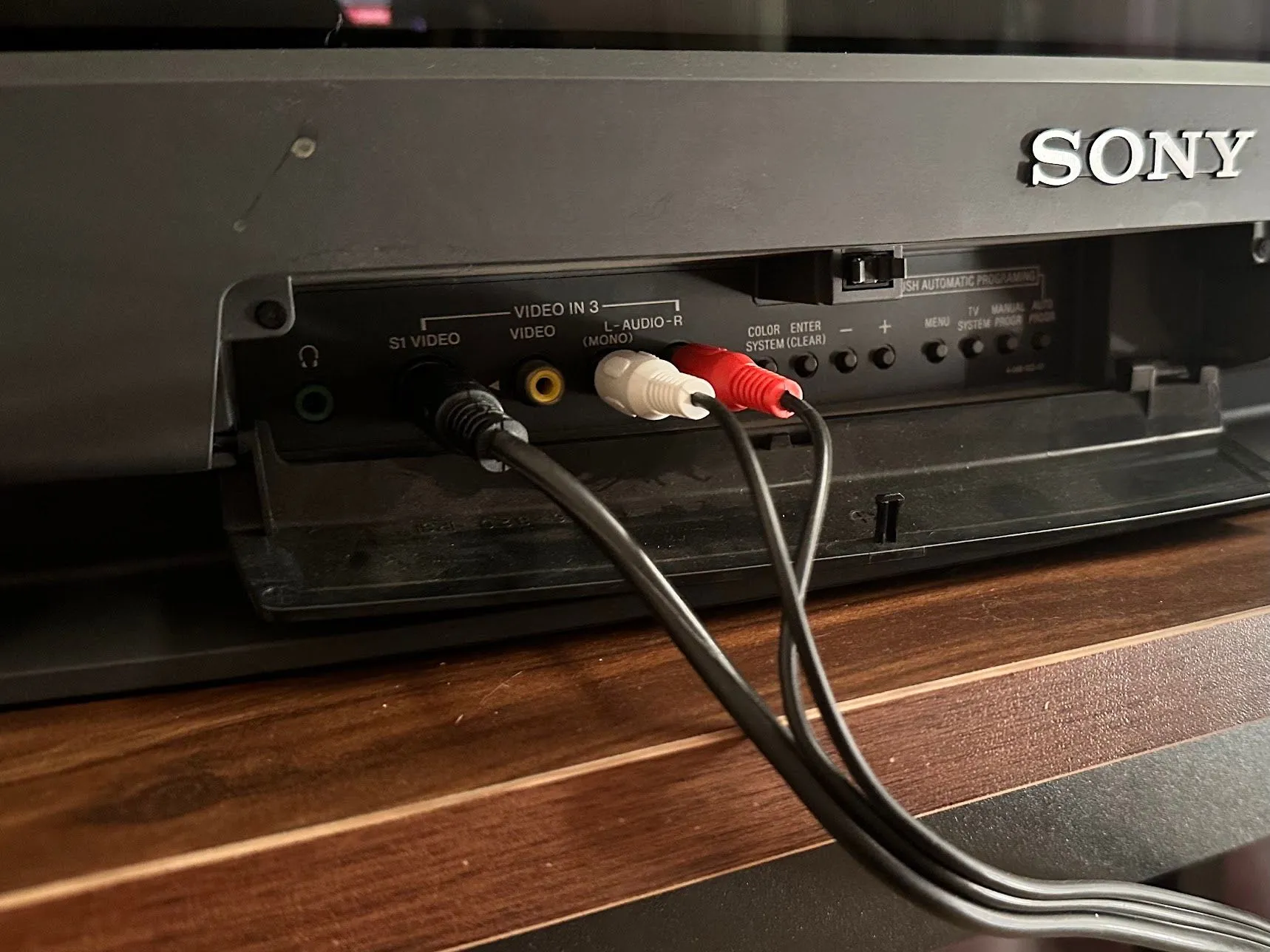 Bảng điều khiển phía trước của TV Sony Trinitron cổ điển với các ngõ vào A/V, tiện lợi cho kết nối nhanh.