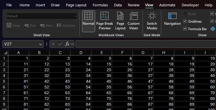 Bảng tính Excel hoàn chỉnh trong chế độ tối (dark mode), với các ô hiển thị nền đen và dữ liệu màu trắng, mang lại trải nghiệm thị giác dễ chịu.