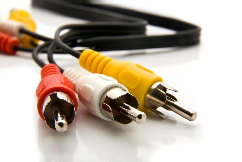 Bộ cáp Composite (RCA) màu vàng, trắng, đỏ, chuẩn kết nối cơ bản cho TV CRT.