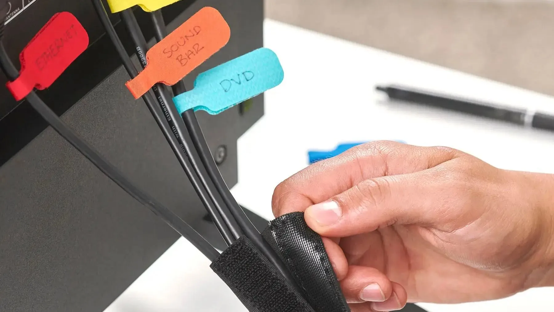 Bộ cáp giải trí gia đình được gắn nhãn và cố định bằng dây buộc velcro, một cách khác để quản lý và phân loại cáp