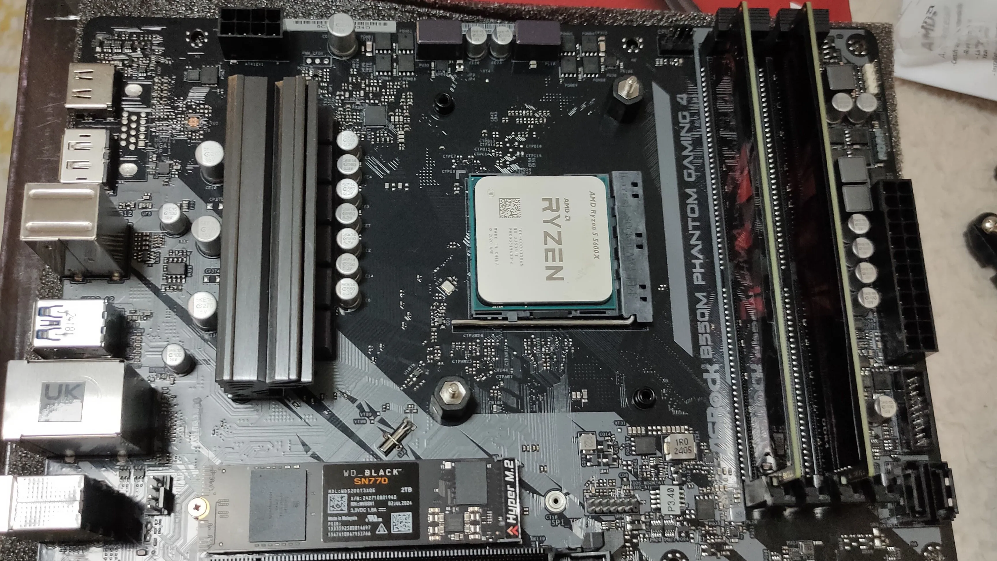 Bo mạch chủ B550M với CPU AMD Ryzen 5 5600X, RAM DDR4 và ổ cứng NVMe SSD có thể nâng cấp