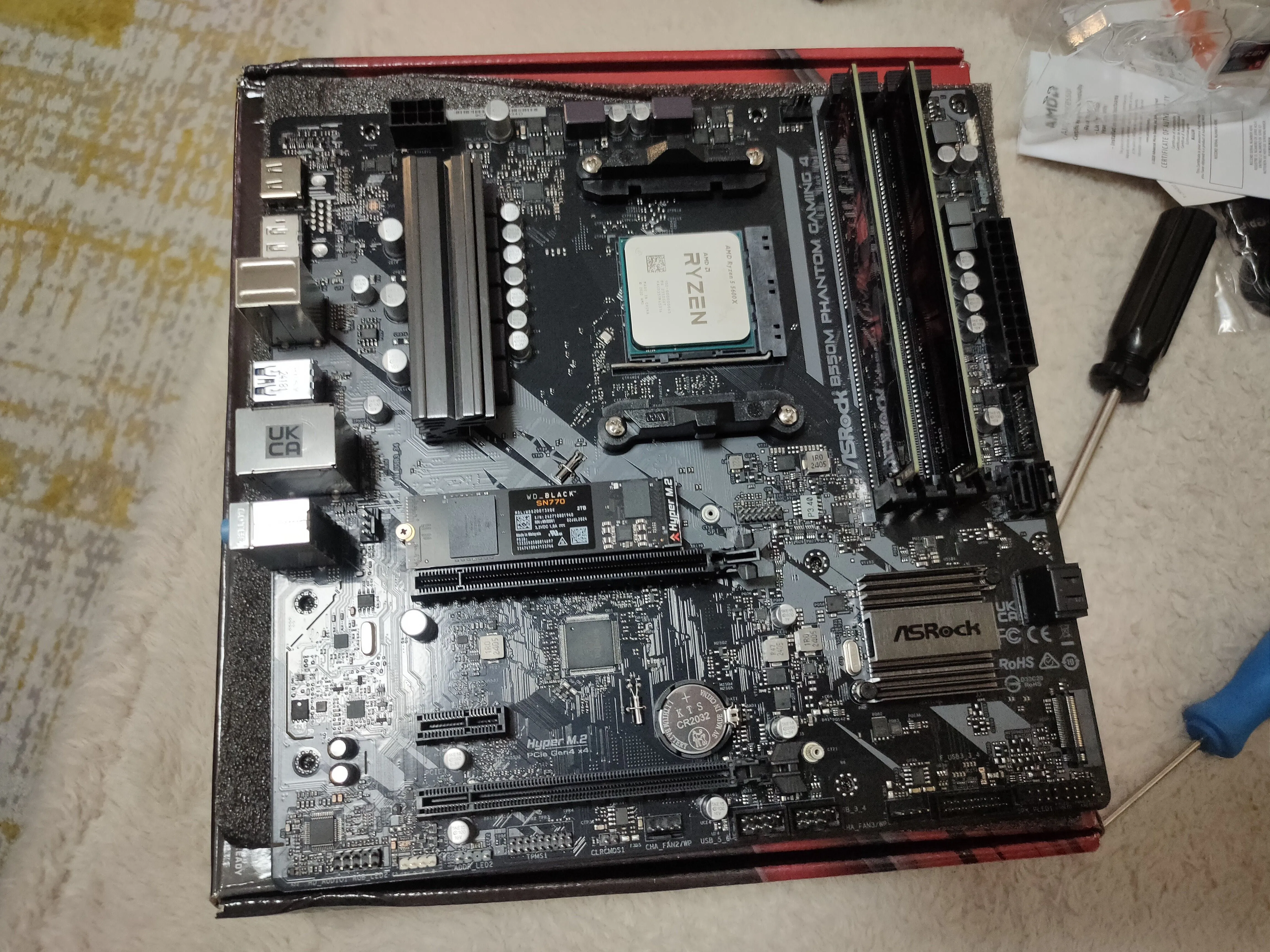 Bo mạch chủ đã lắp CPU và RAM được đặt trên hộp để kiểm tra sơ bộ
