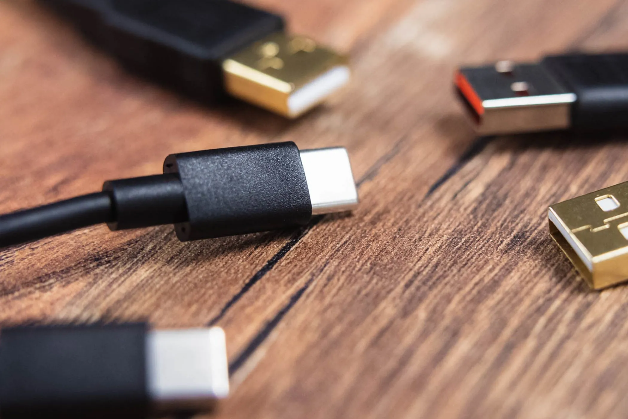 Bộ sưu tập các loại cáp USB-C khác nhau trên bàn làm việc