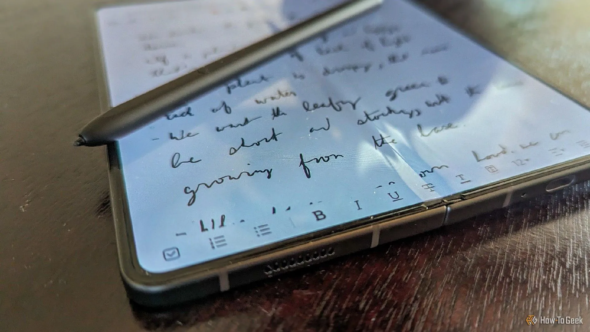 Bút S Pen Fold Edition màu đen nằm trên màn hình lớn của Galaxy Z Fold 5, minh họa khả năng ghi chú