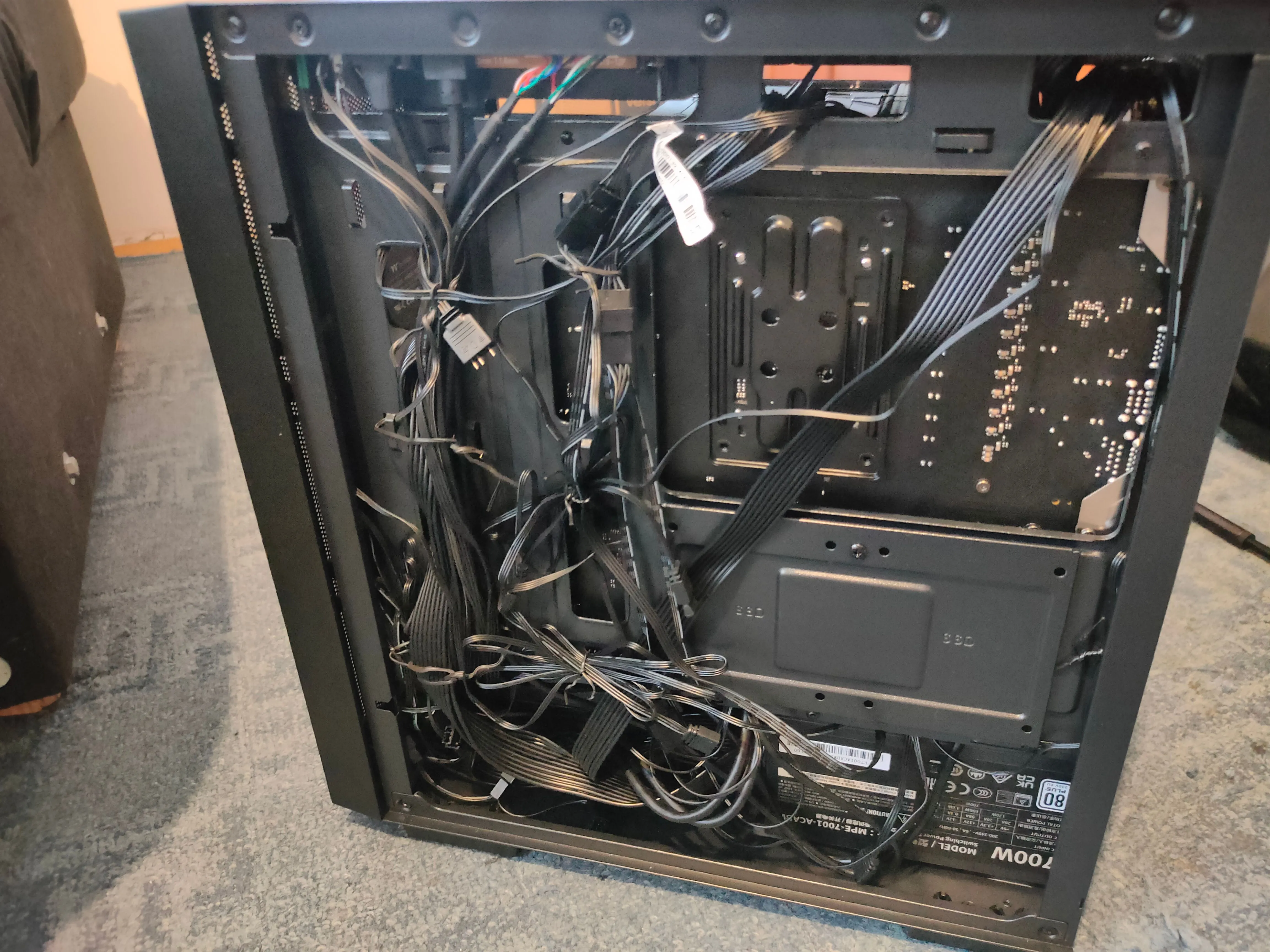 Các dây cáp được đi sẵn gọn gàng ở mặt sau của vỏ case PC