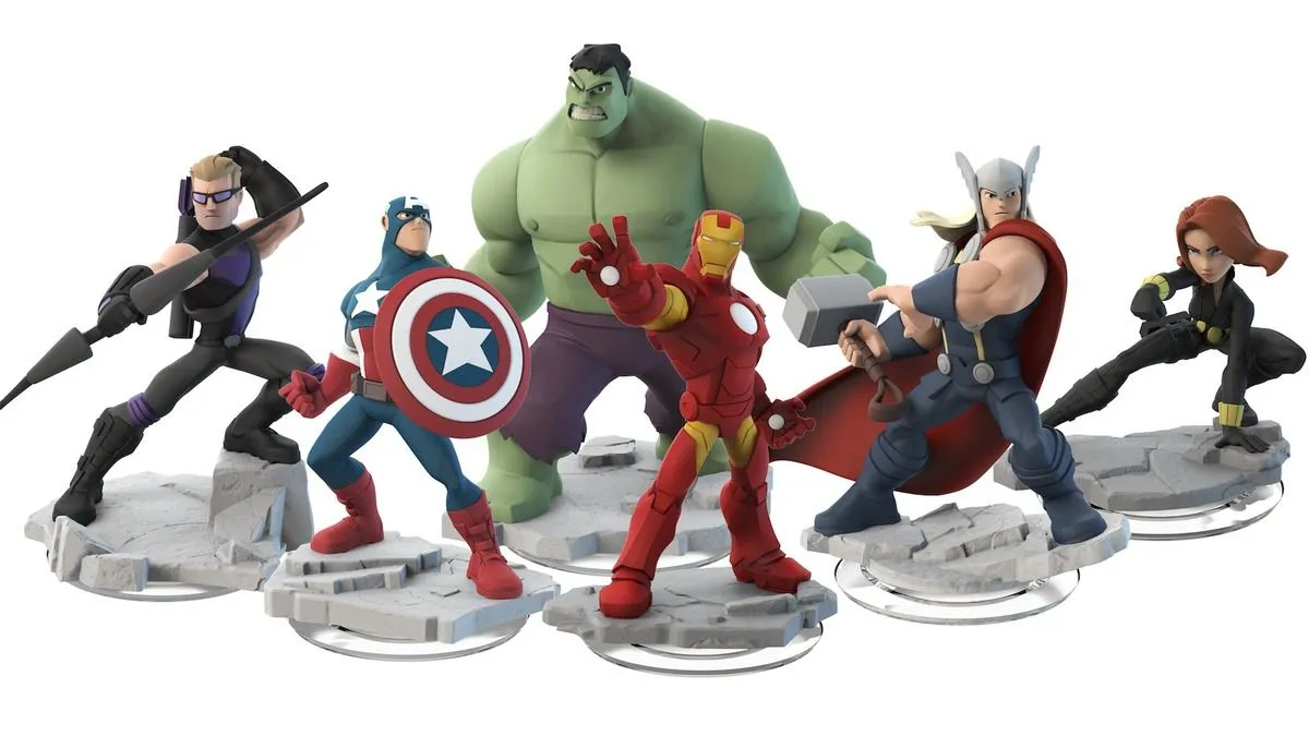 Các mô hình nhân vật Marvel từ game Disney Infinity 2.0, một ví dụ tiêu biểu của dòng game toys-to-life từng rất phổ biến.