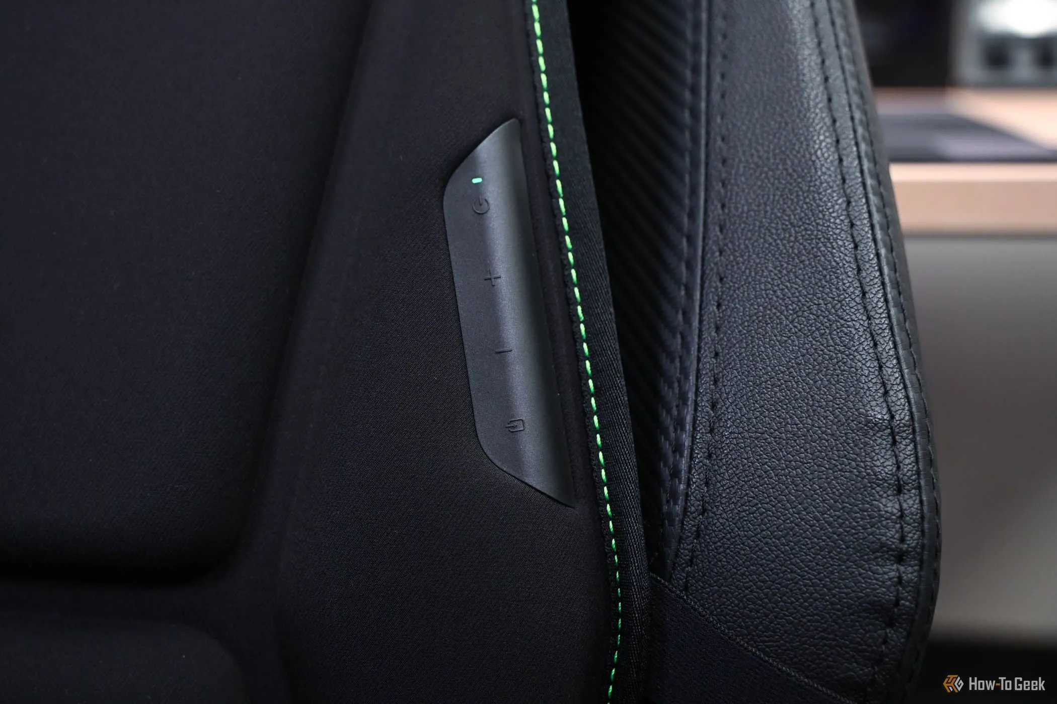 Các nút điều khiển vật lý trên đệm rung Razer Freyja, bao gồm nút nguồn và điều chỉnh cường độ haptic