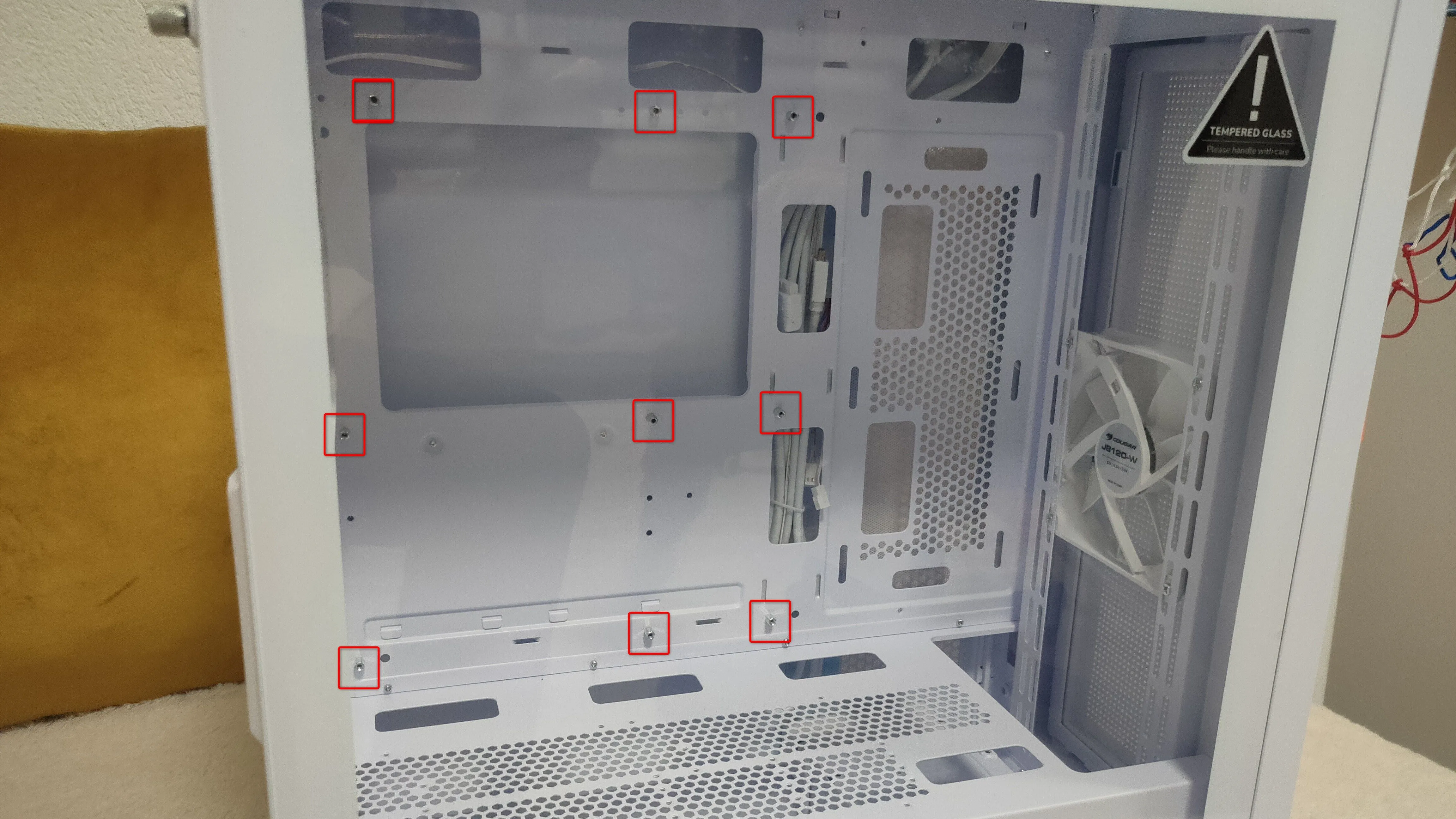 Các trụ đỡ (standoffs) bo mạch chủ được lắp đặt bên trong vỏ case