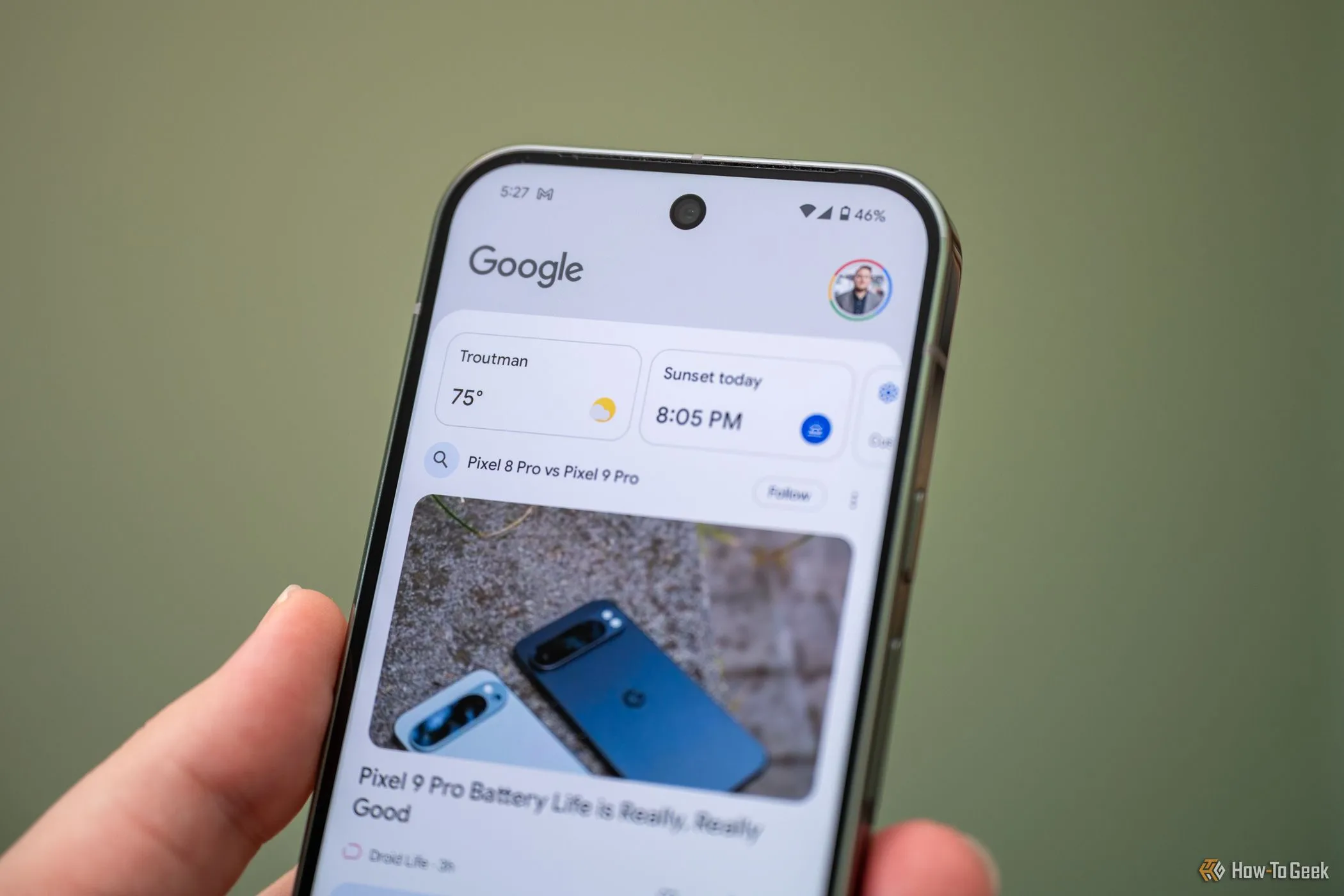 Camera trước và viền màn hình của Google Pixel 9 Pro, cho thấy thiết kế &quot;đục lỗ&quot; phổ biến trên điện thoại.