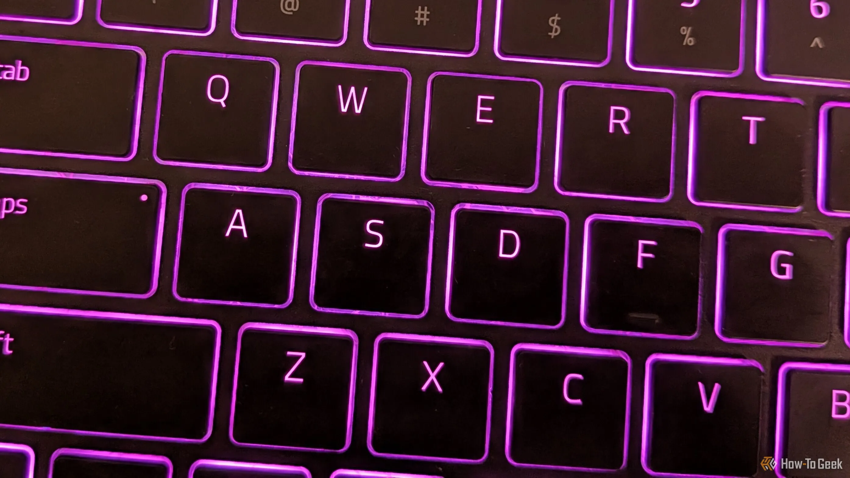 Cận cảnh các phím ASDF của Razer Joro hiển thị đèn nền Chroma RGB rực rỡ, nhấn mạnh khả năng chiếu sáng qua ký tự