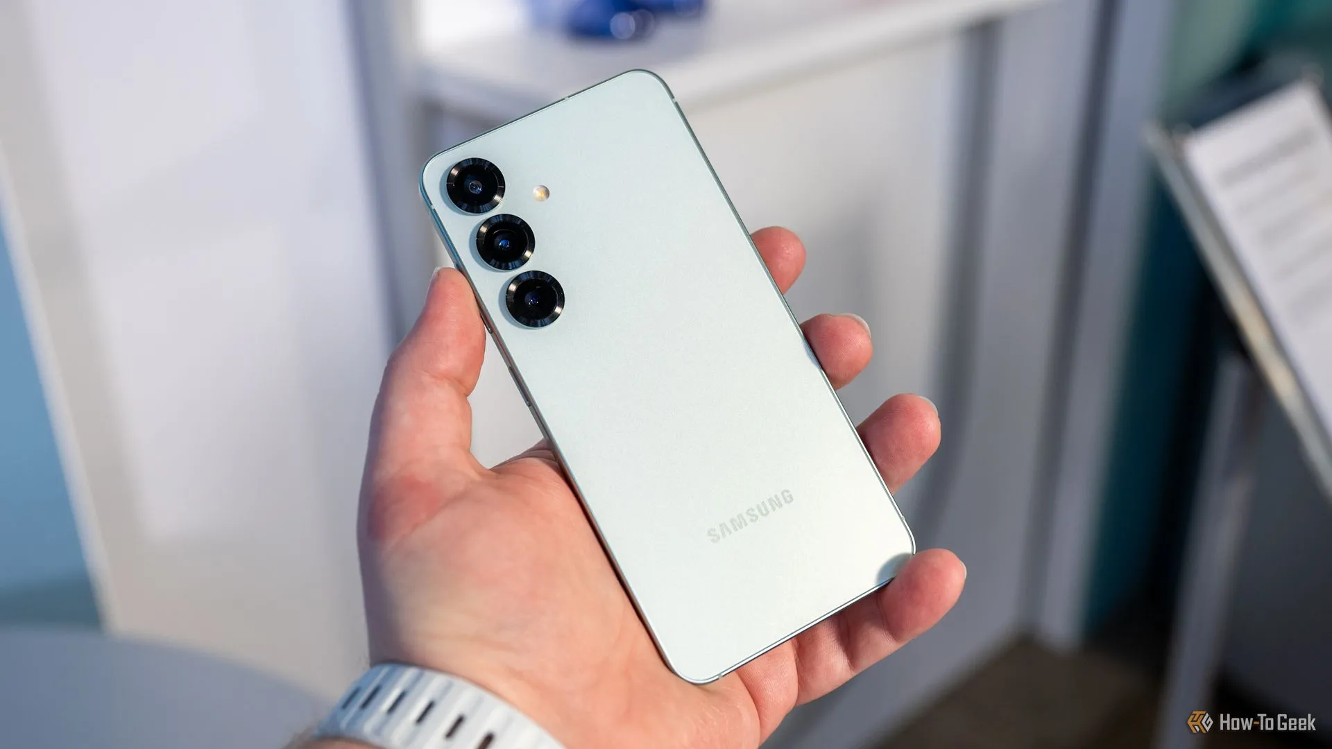 Cận cảnh cụm ba camera sau của Samsung Galaxy S25, với các vòng kim loại có vân mới.