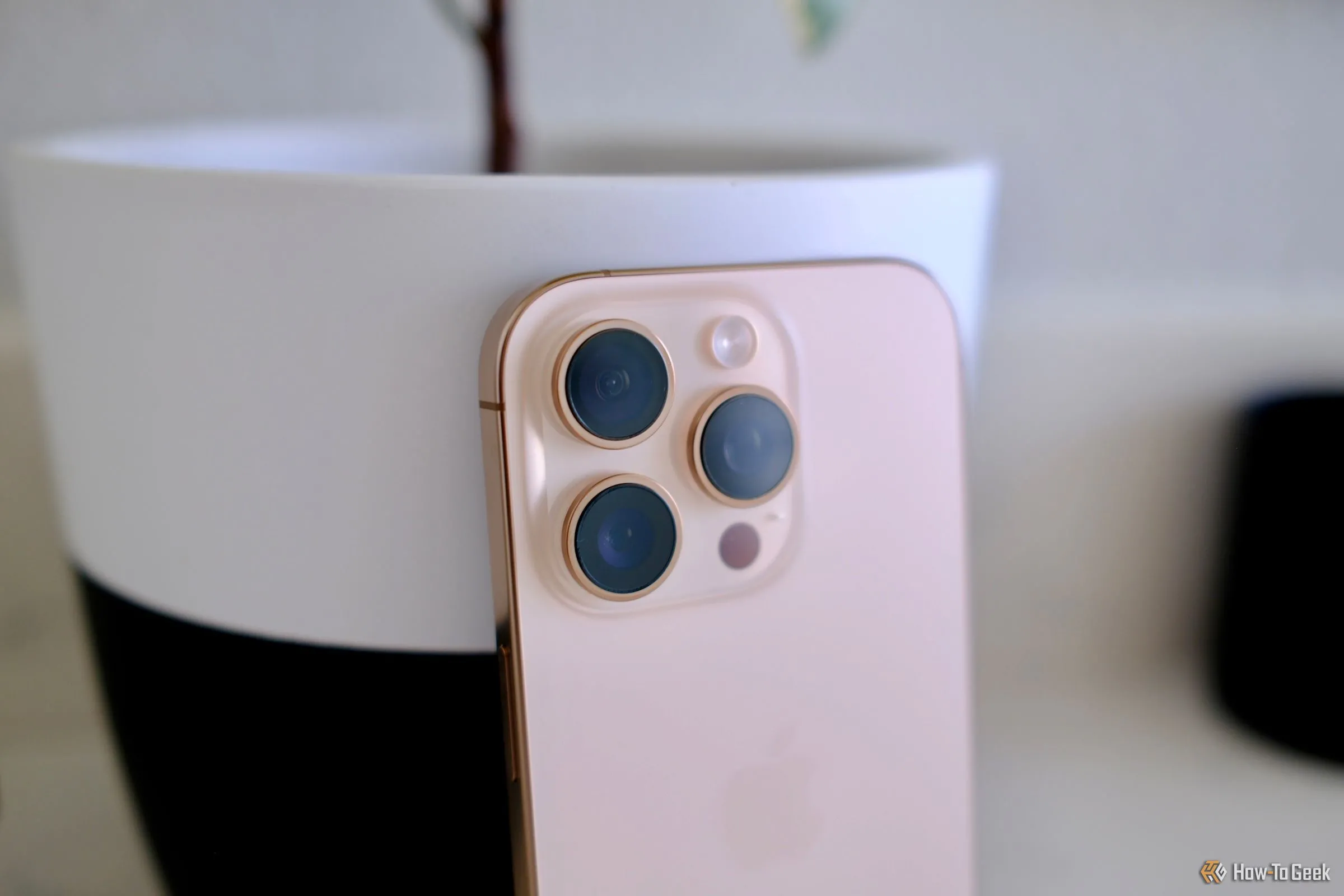 Cận cảnh hệ thống ba camera chuyên nghiệp của iPhone 16 Pro, bao gồm ống kính siêu rộng và tele 5x.