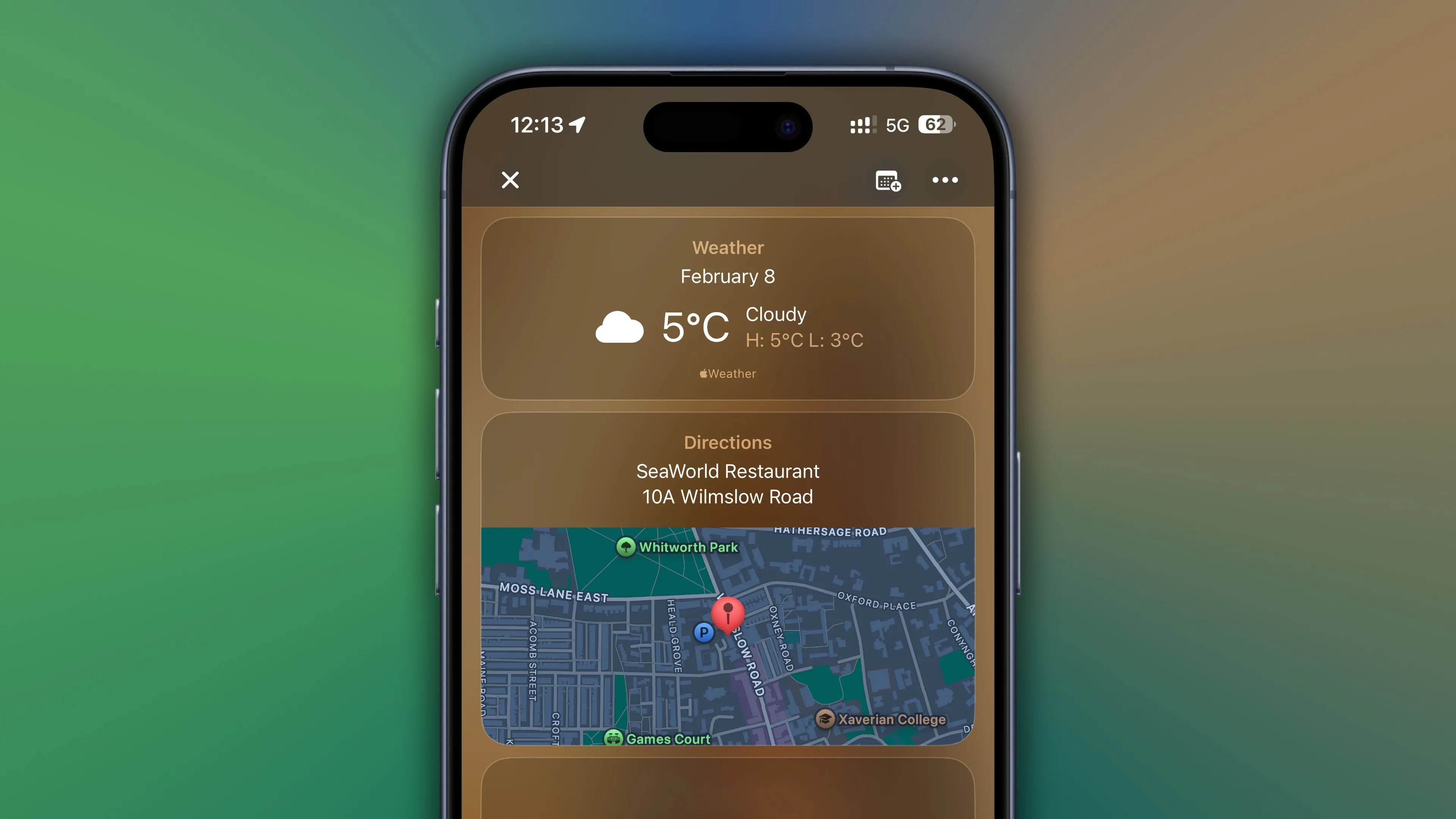 Cận cảnh tính năng dự báo thời tiết và chỉ đường Apple Maps được tích hợp trực tiếp trên thiệp mời trong ứng dụng Apple Invites, giúp khách dễ dàng định vị và chuẩn bị.