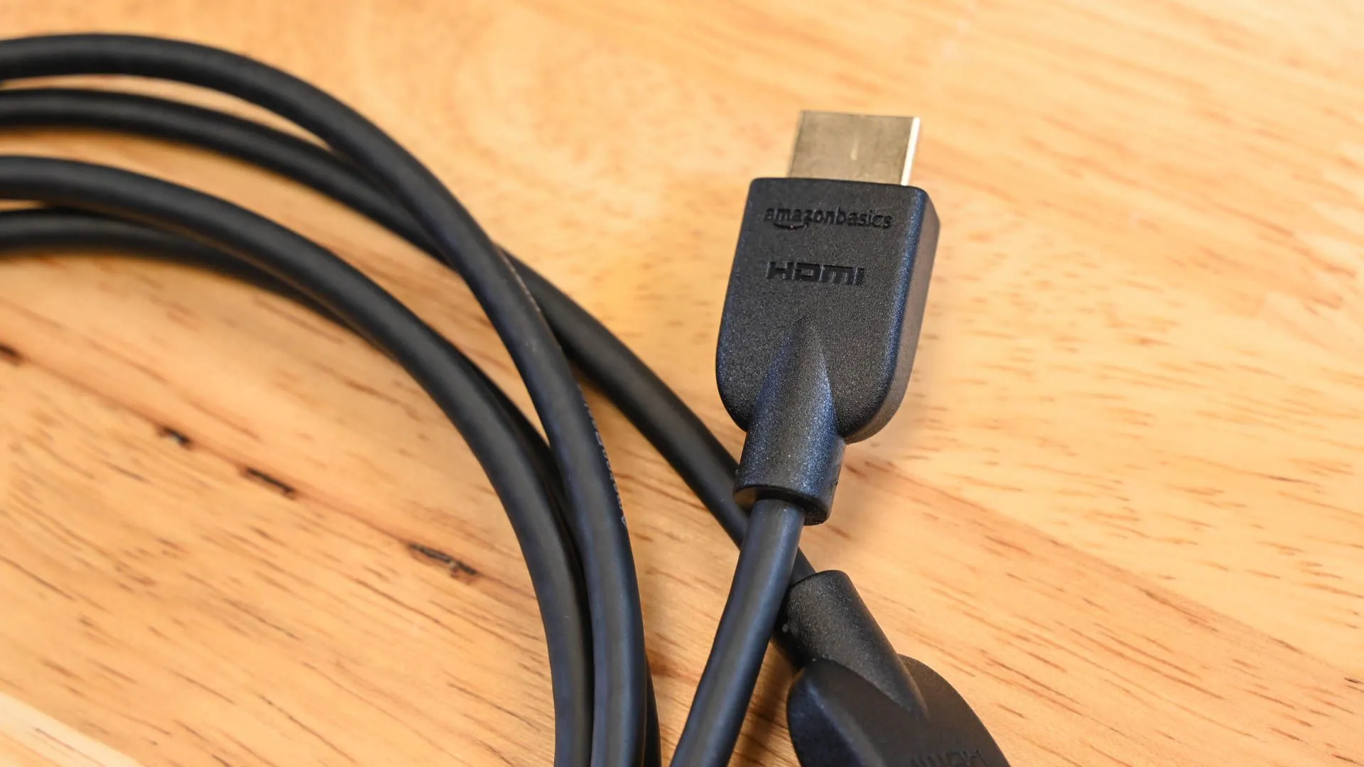 Cáp HDMI 2.1 Amazon Basics chất lượng cao, giúp truyền tải hình ảnh 4K 120Hz mượt mà từ PS5.