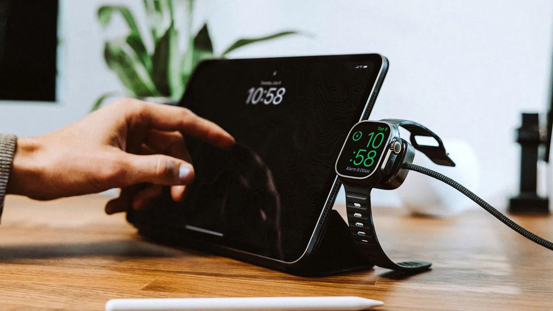 Cáp sạc đa năng Nomad USB-C cho Apple Watch đang được sử dụng trên bàn làm việc