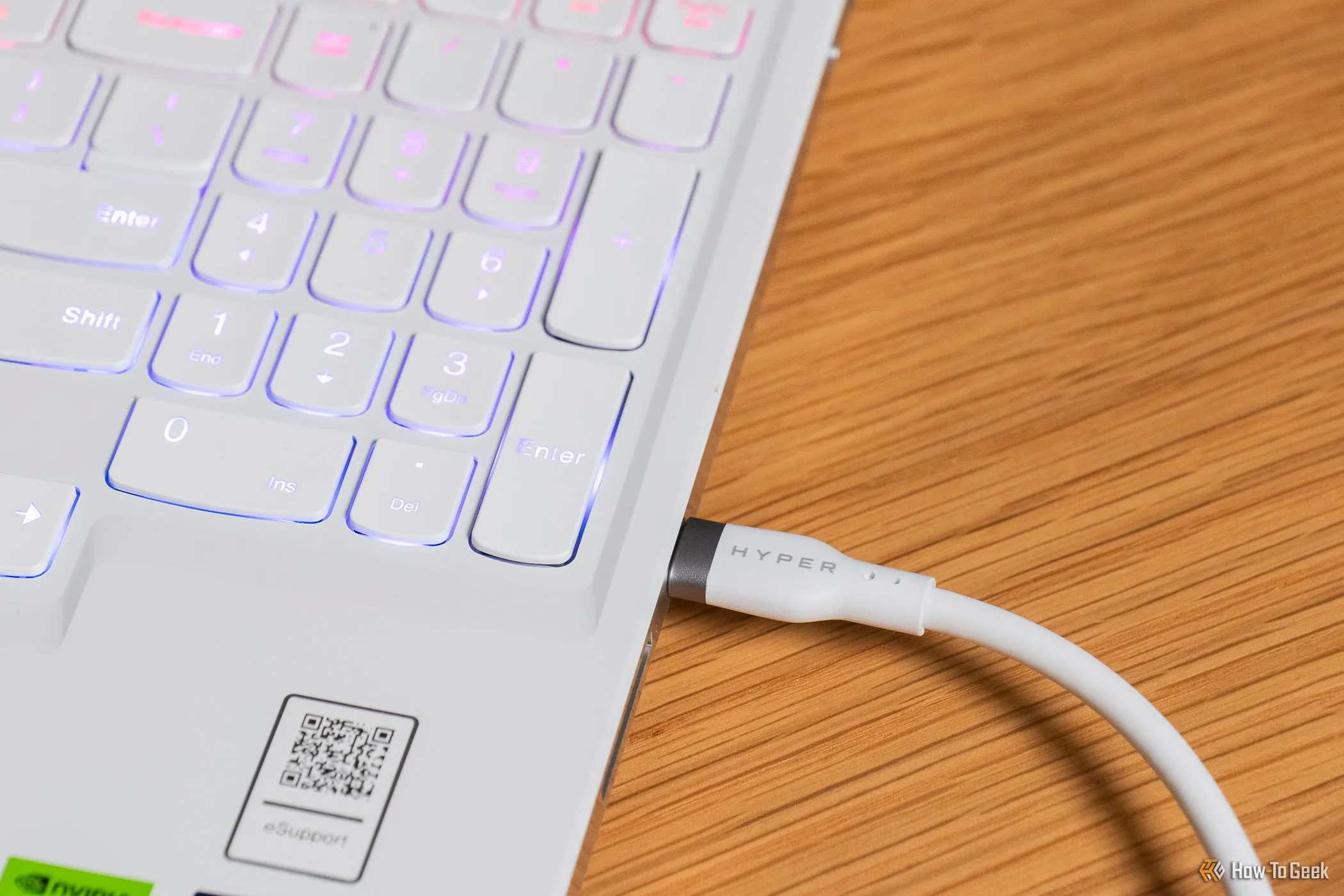 Cáp USB-C Hyper HyperJuice 240W Silicone cắm vào laptop