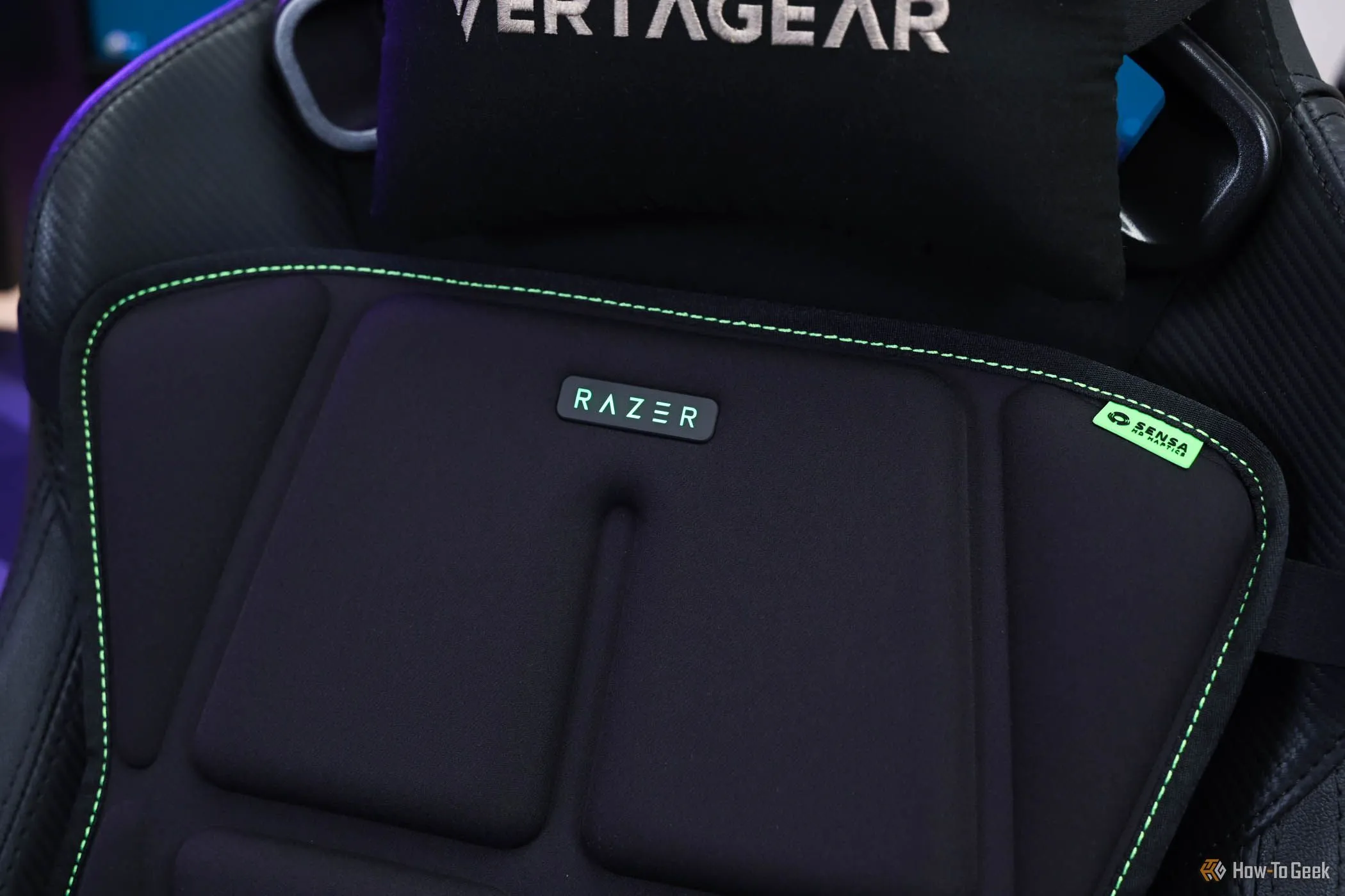 Chất liệu bề mặt của đệm ghế gaming Razer Freyja không thoáng khí, dễ giữ nhiệt