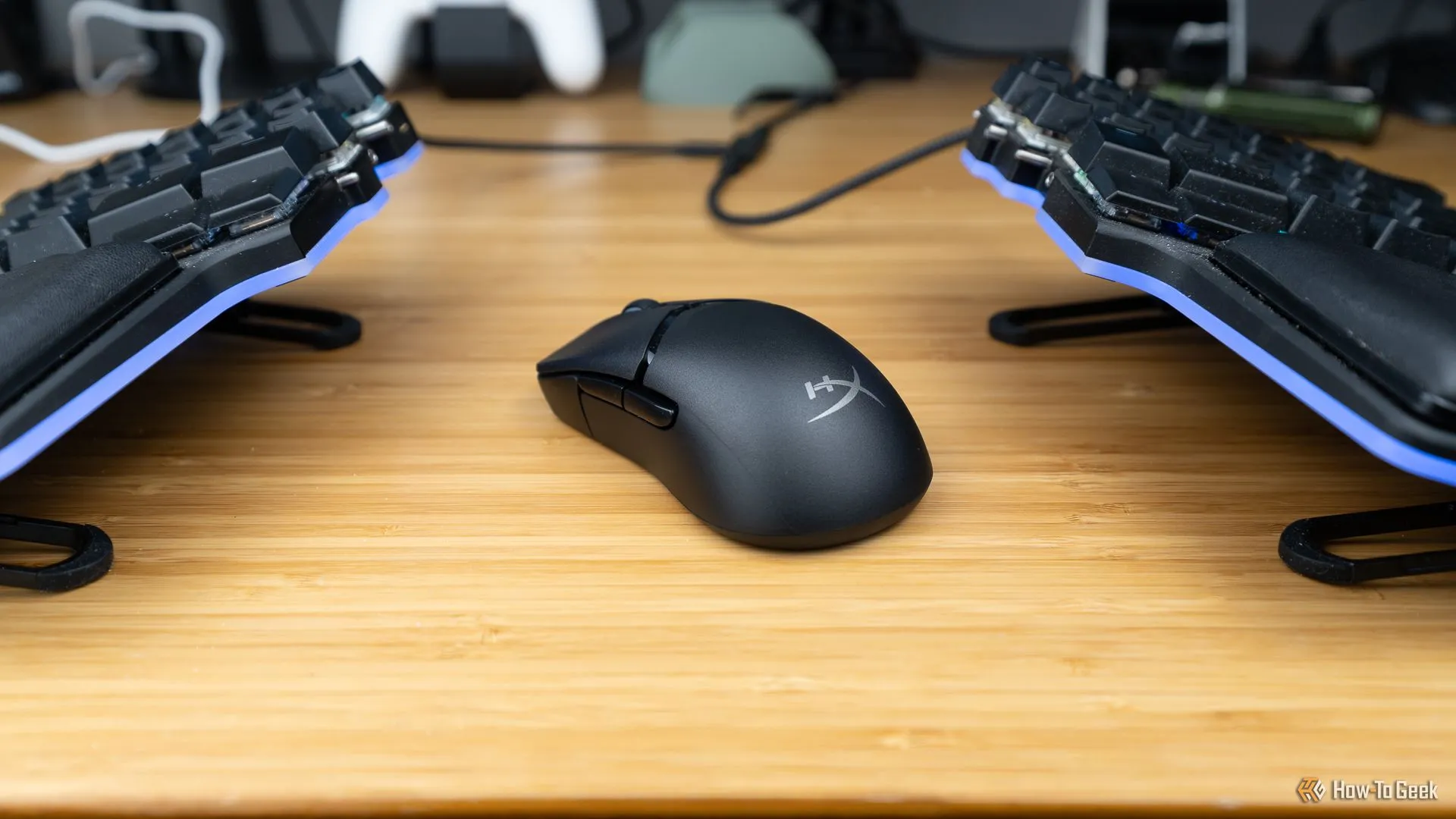 Chuột gaming HyperX Pulsefire Saga Pro nổi bật trong bộ setup chơi game chuyên nghiệp