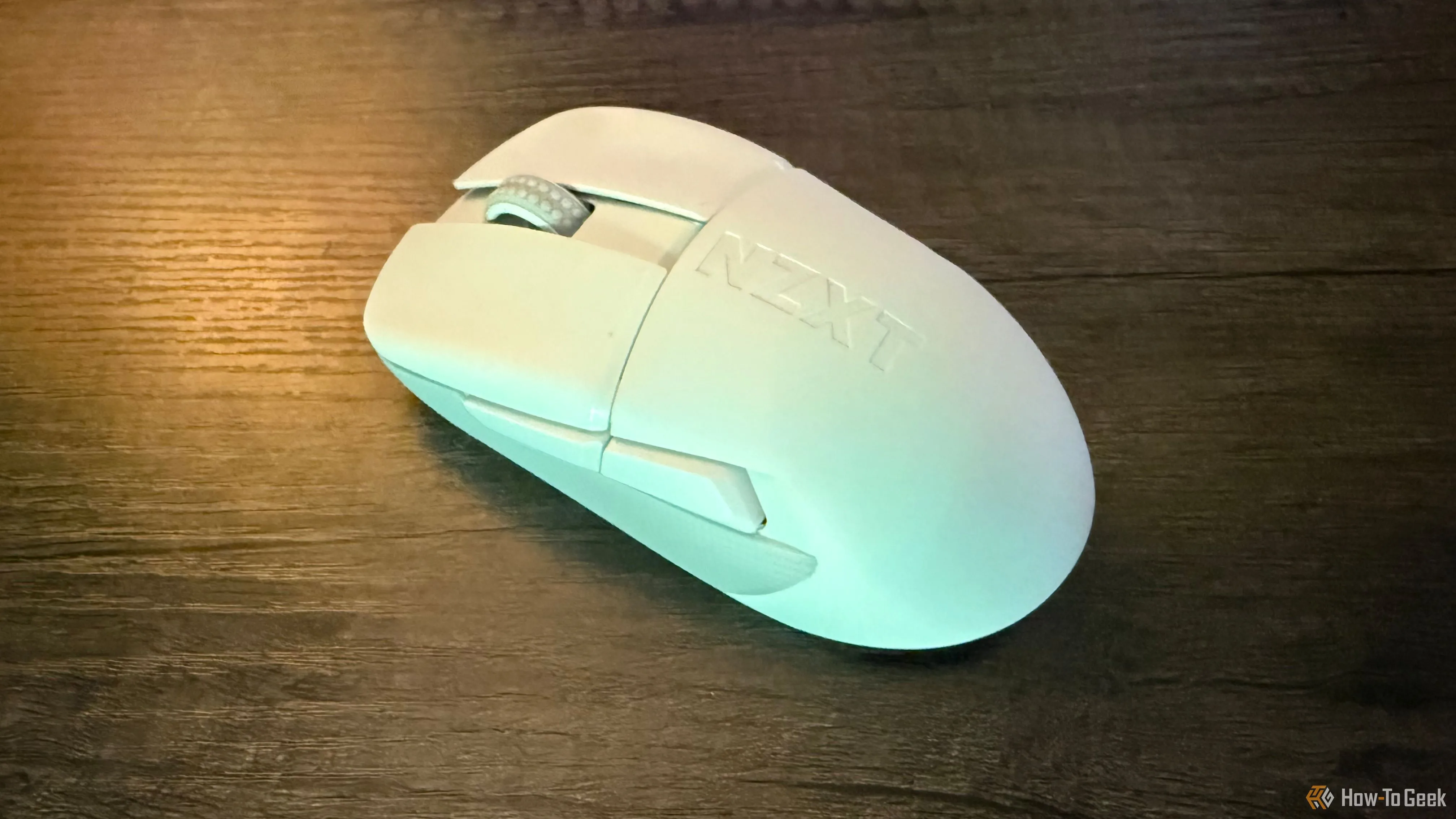 Chuột gaming không dây NZXT Lift Elite Wireless đặt trên bàn, thể hiện sự gọn gàng.