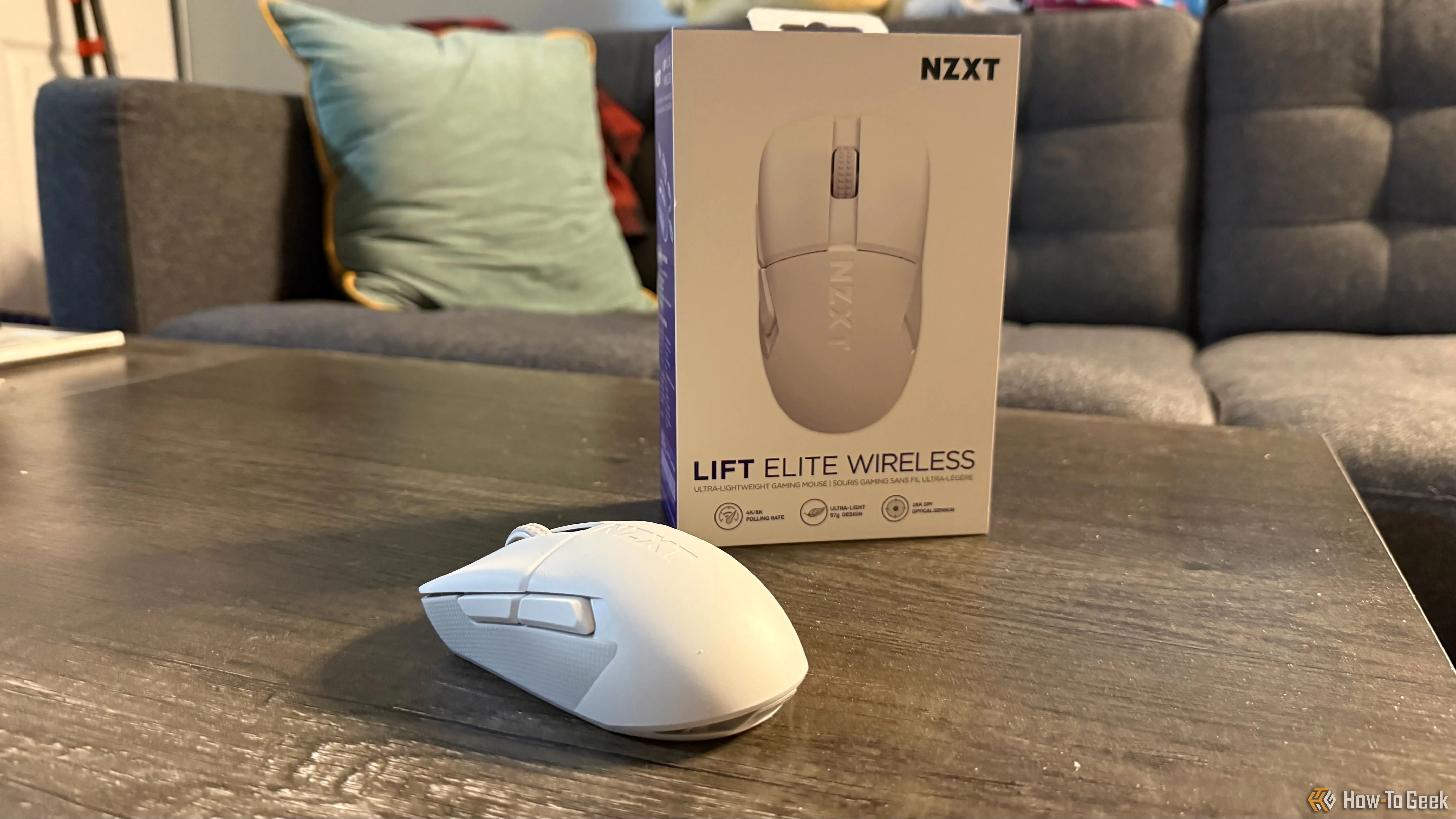 Chuột gaming NZXT Lift Elite Wireless màu trắng và hộp đựng sản phẩm.