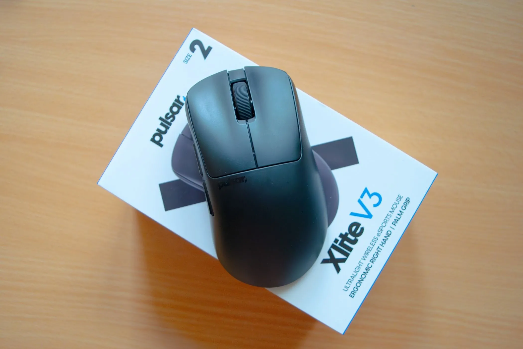 Chuột gaming siêu nhẹ Pulsar Xlite V3 đặt trên hộp sản phẩm