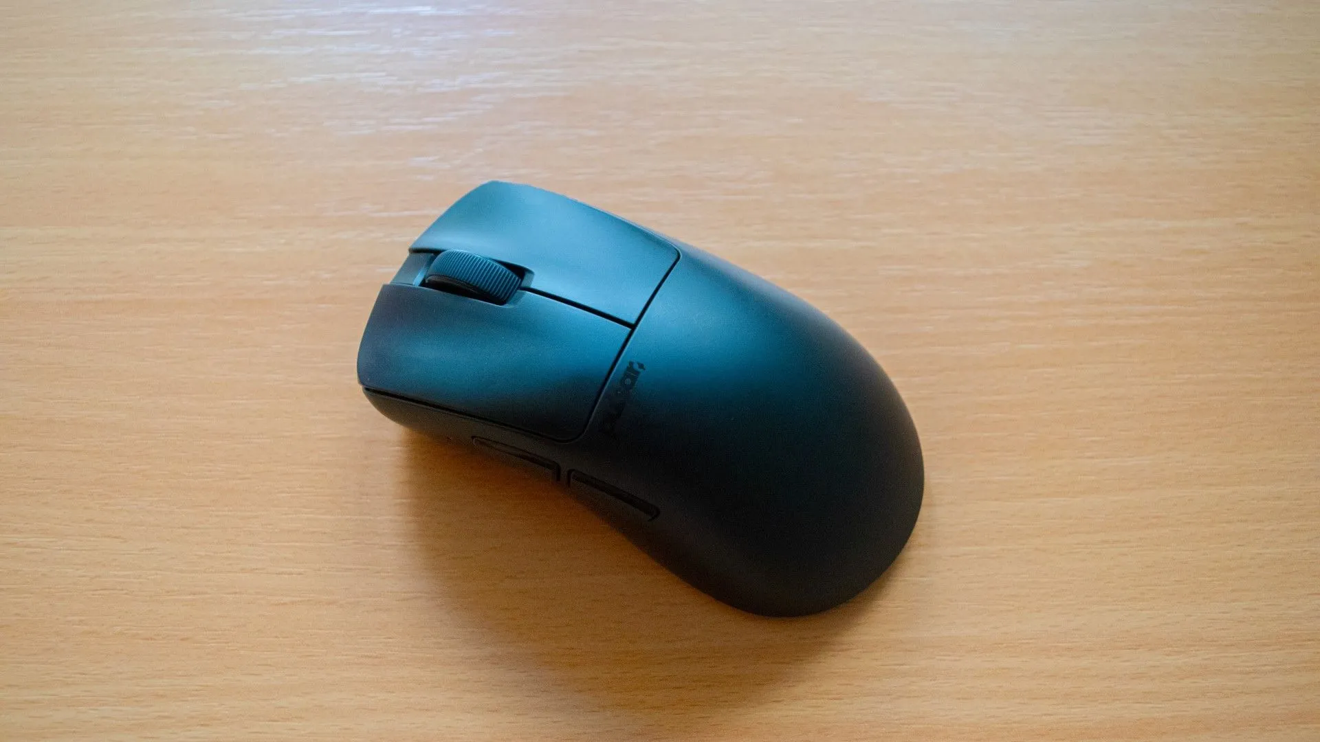 Chuột gaming siêu nhẹ Pulsar Xlite V3 trên bàn làm việc