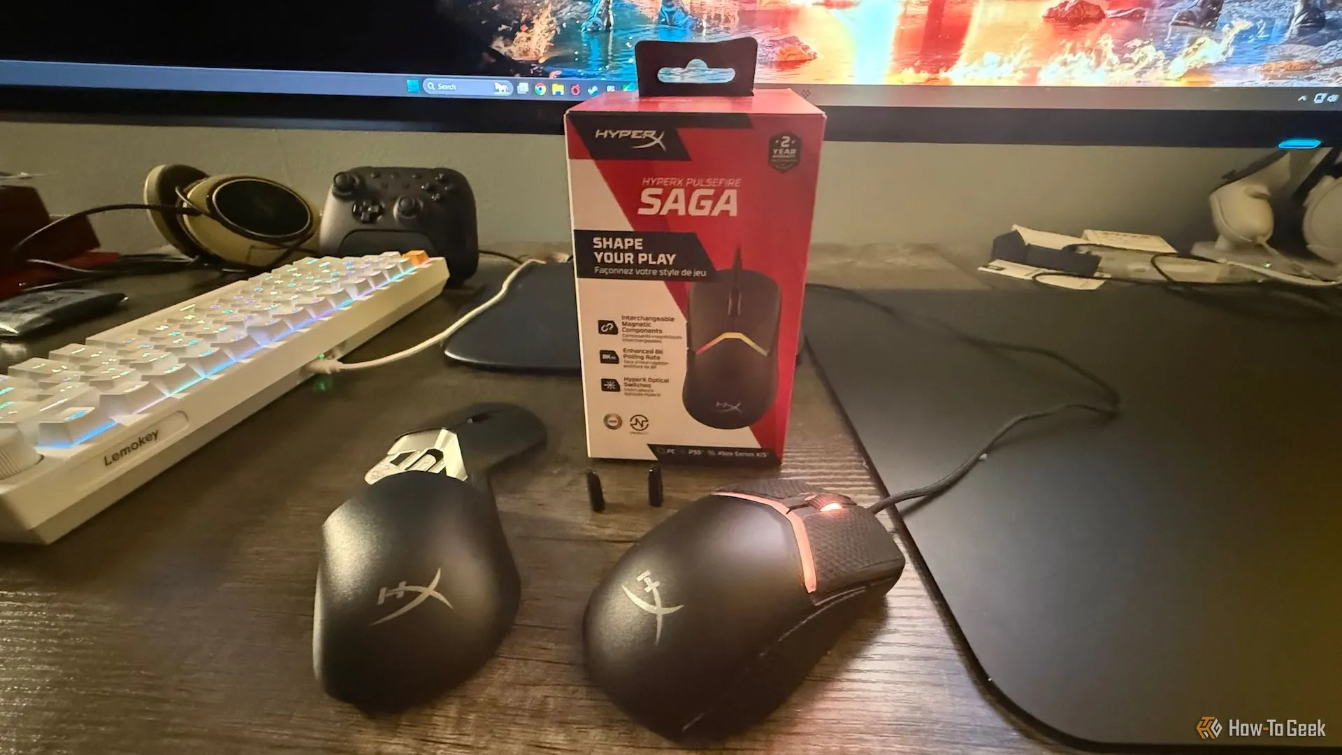 Chuột HyperX Pulsefire Saga trên bàn cùng các bộ phận mô-đun và hộp sản phẩm.