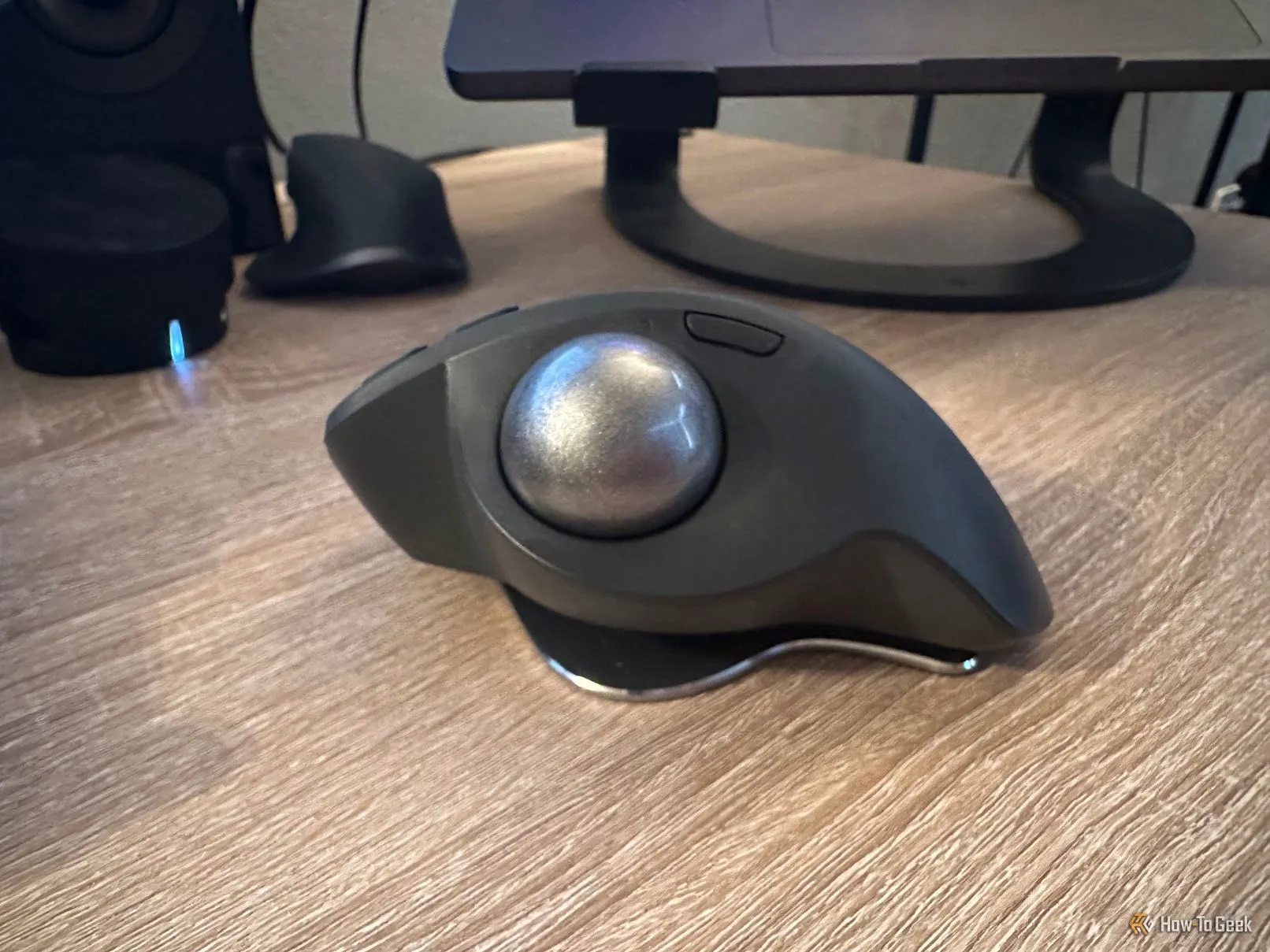 Chuột Logitech MX Ergo S đặt trên bàn, thể hiện góc nghiêng công thái học đặc trưng.