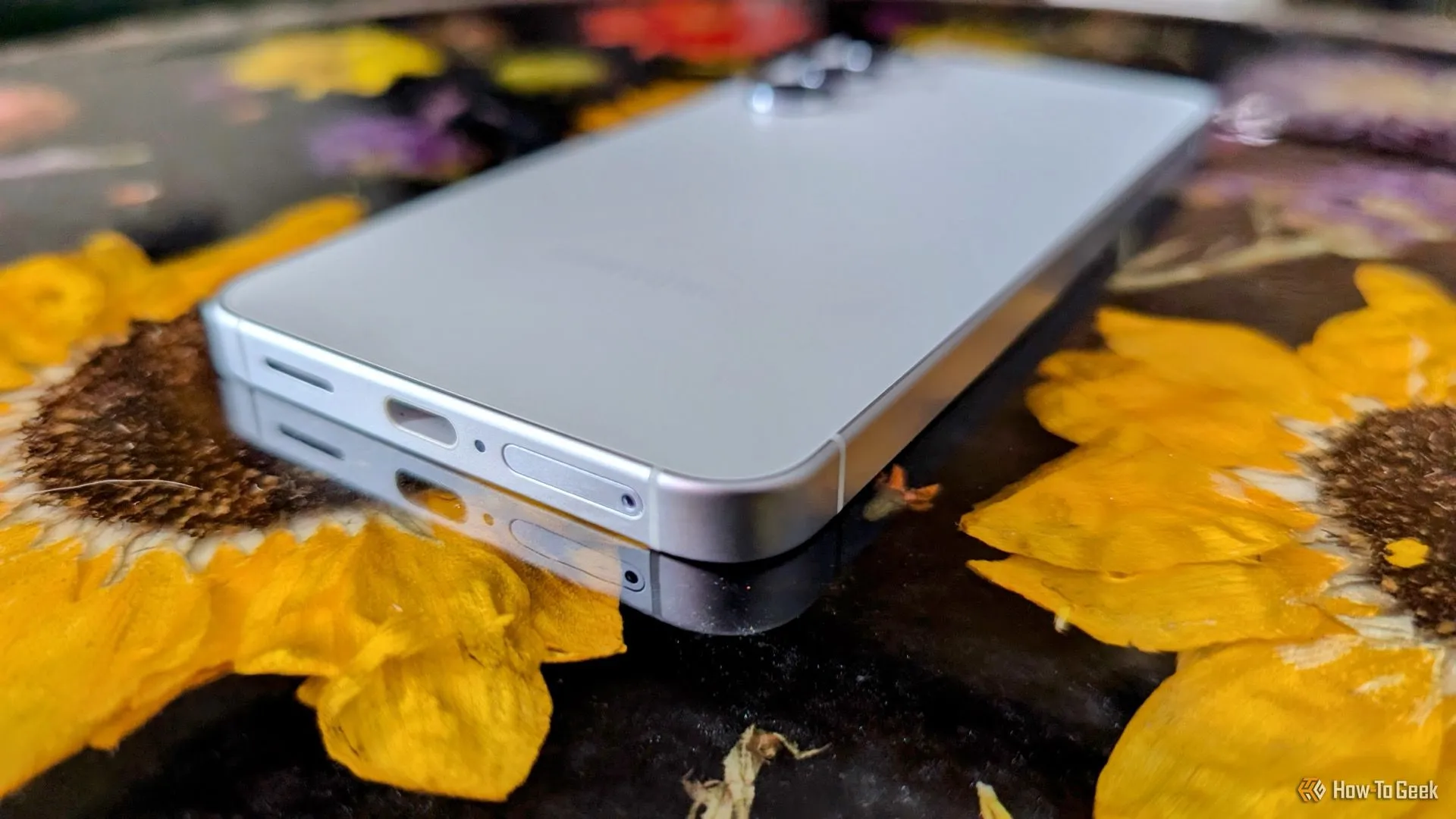 Cổng sạc USB-C của Samsung Galaxy S25 ở cạnh dưới