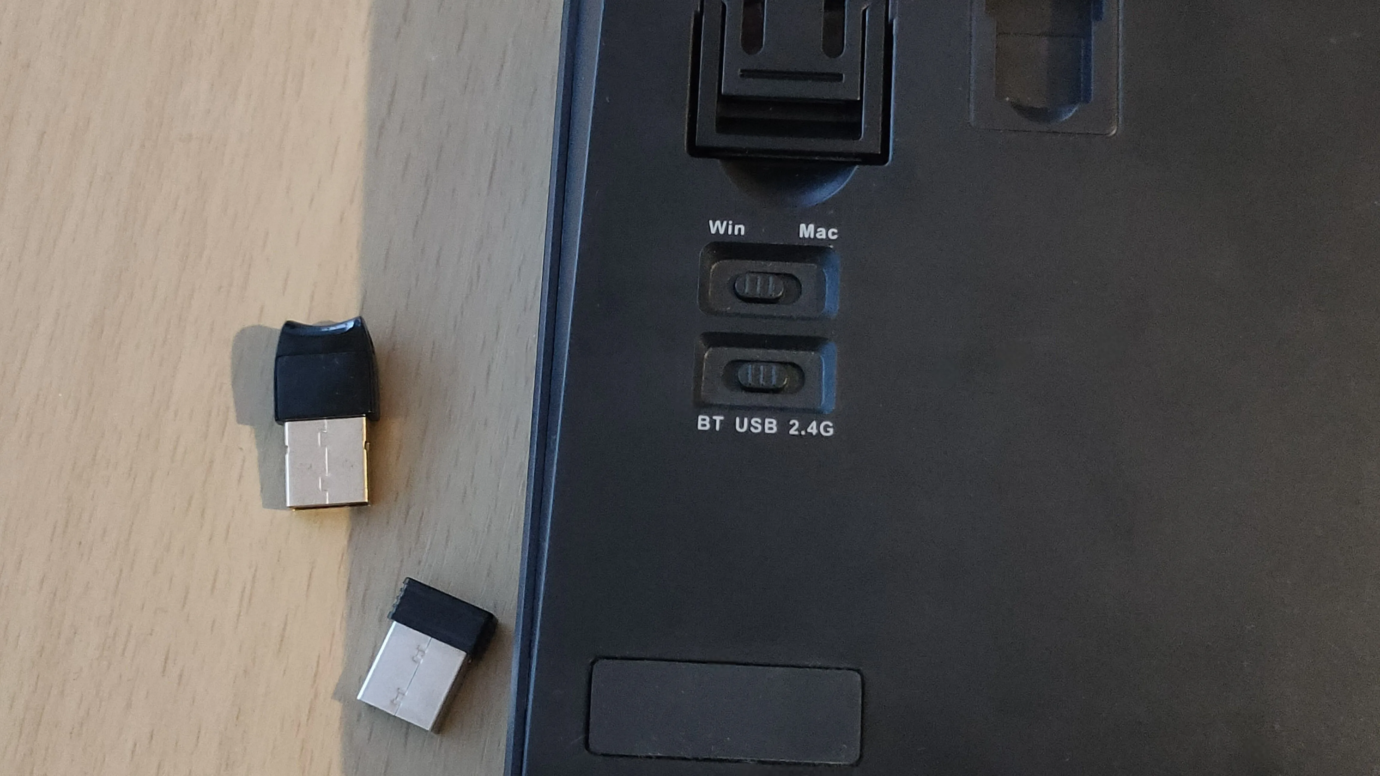 Công tắc chế độ kết nối trên bàn phím không dây (Bluetooth, USB, 2.4G) và các dongle đi kèm