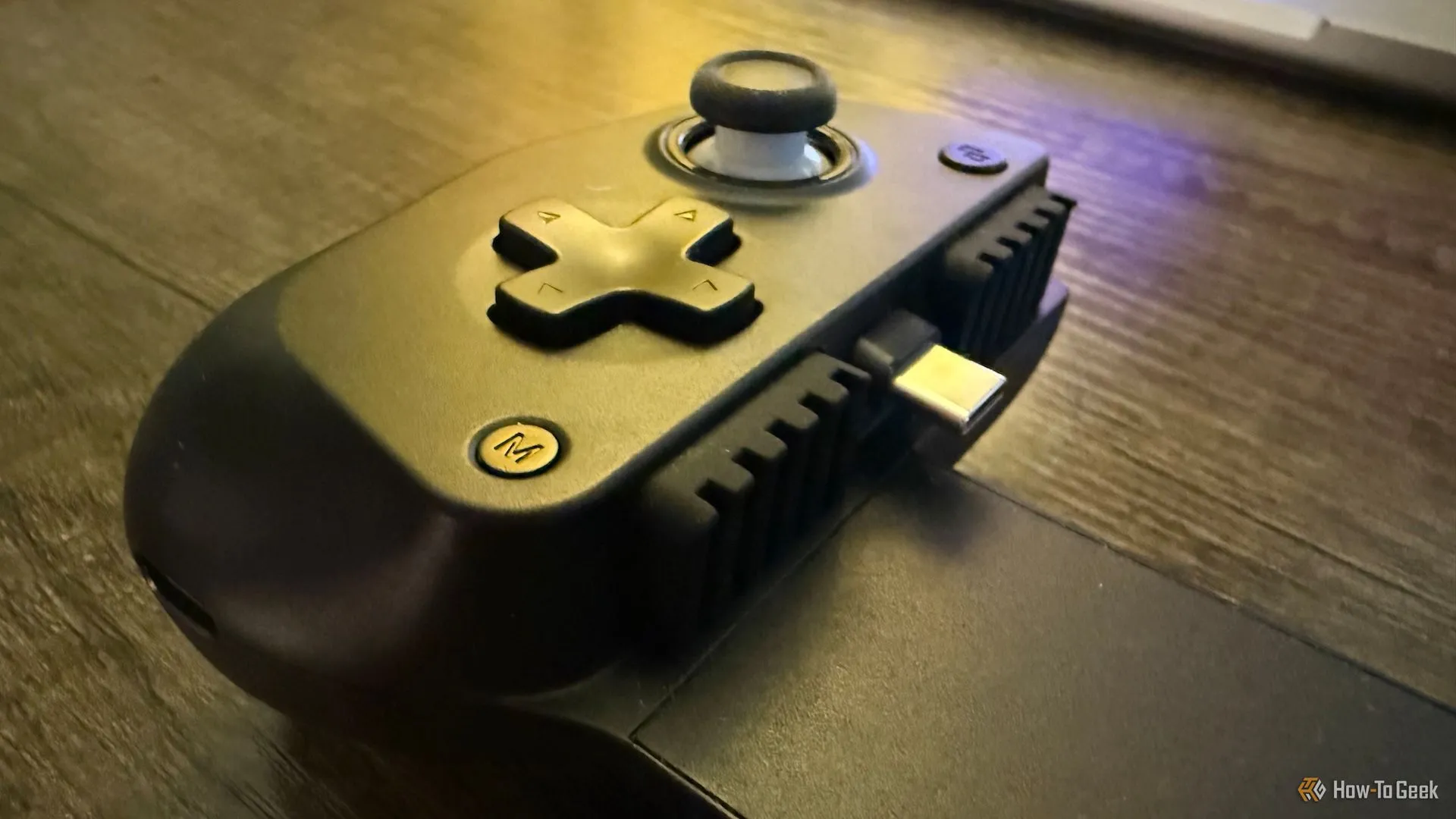 Cổng USB-C và báng cầm bên trái GameSir X5 Lite