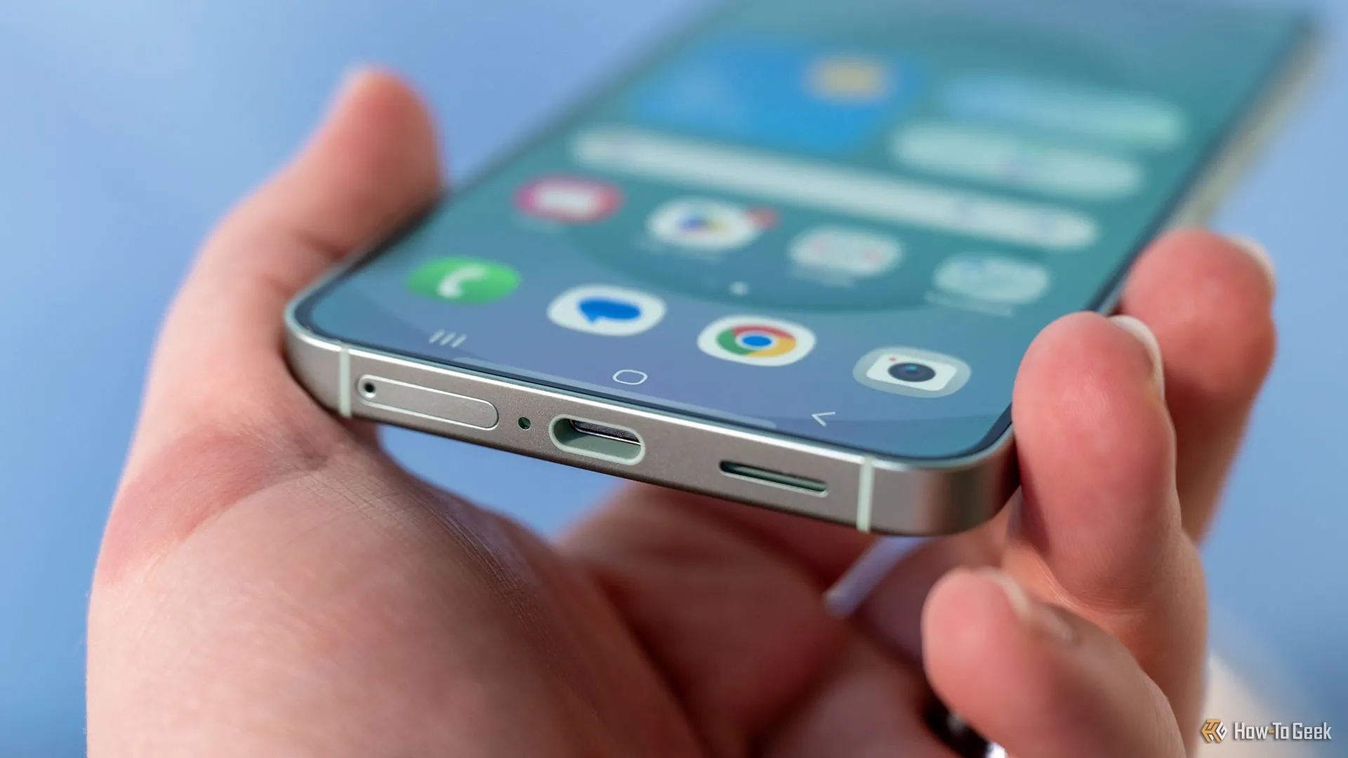 Cổng USB-C và khe SIM ở cạnh dưới của Samsung Galaxy S25.