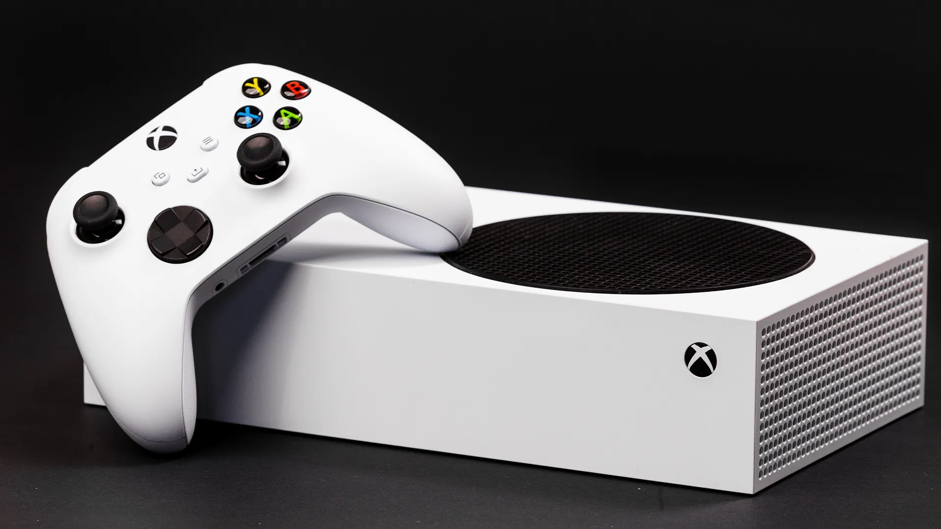 Console Xbox Series S màu trắng đặt ngang cùng bộ điều khiển, biểu tượng cho xu hướng console không ổ đĩa.