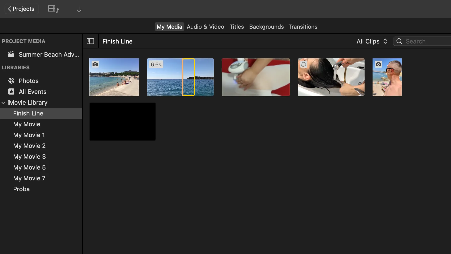 Cửa sổ trình duyệt phương tiện của iMovie trên Mac, hiển thị tùy chọn truy cập thư viện iMovie.