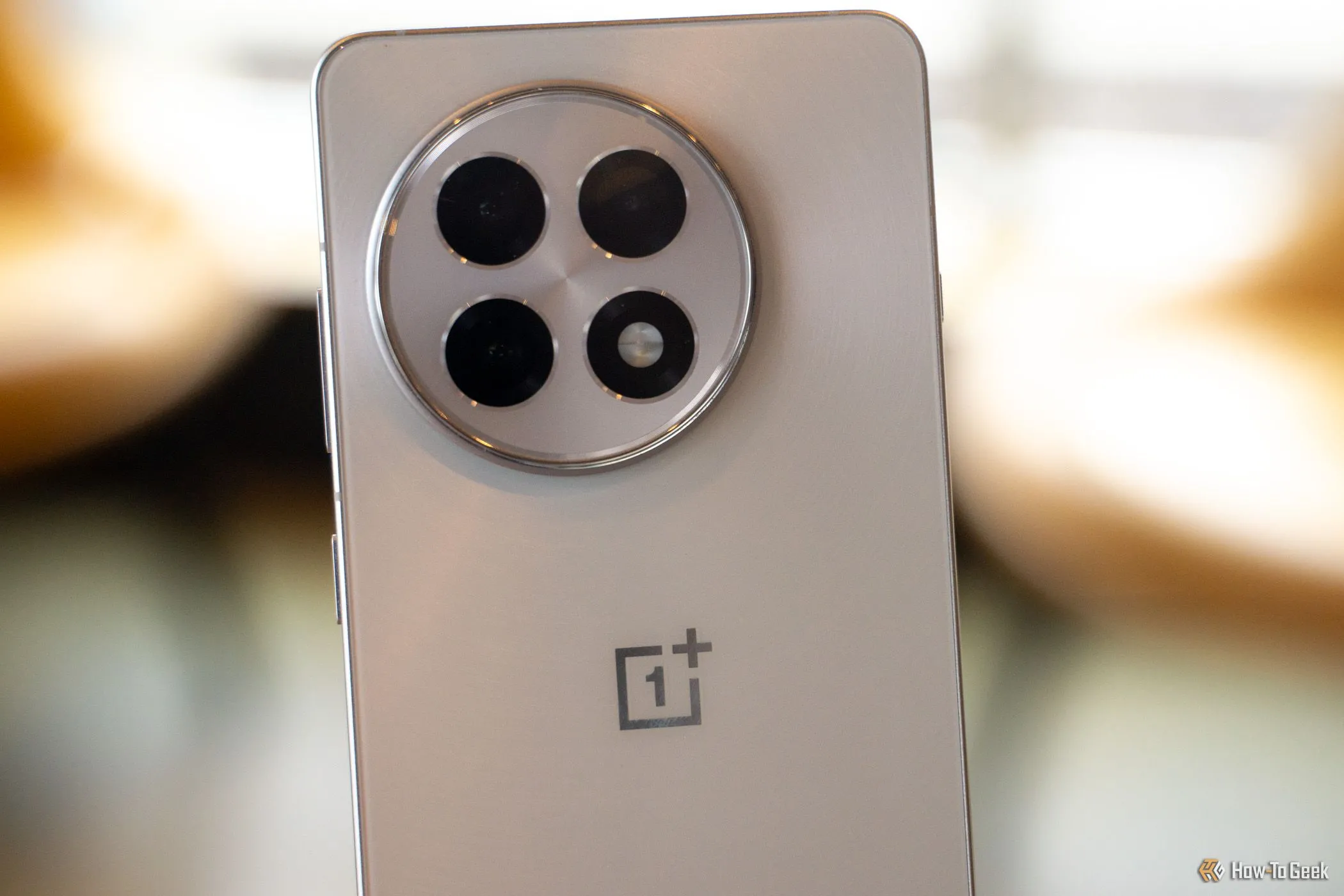 Cụm ba camera sau của OnePlus 13R, thể hiện khả năng chụp ảnh mạnh mẽ của một smartphone Android tầm trung.