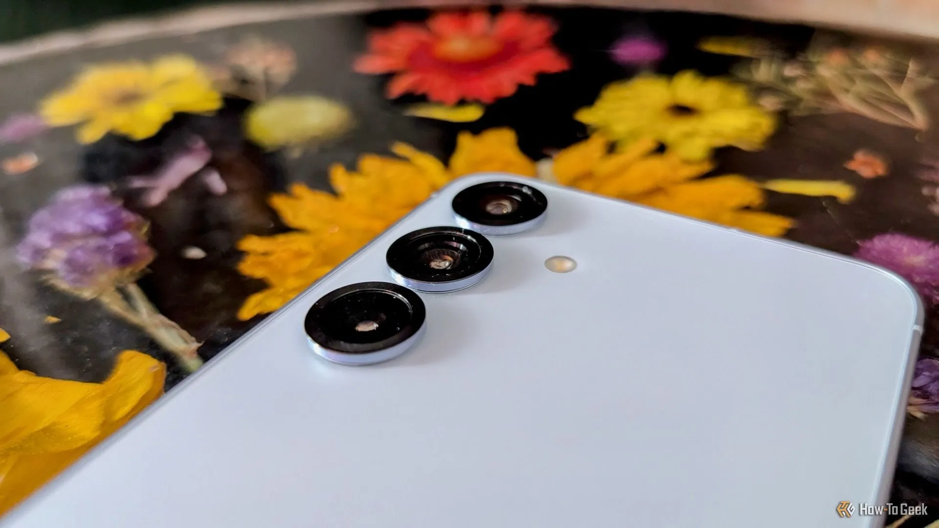 Cụm ba camera sau của Samsung Galaxy S25 với thiết kế viền mỏng