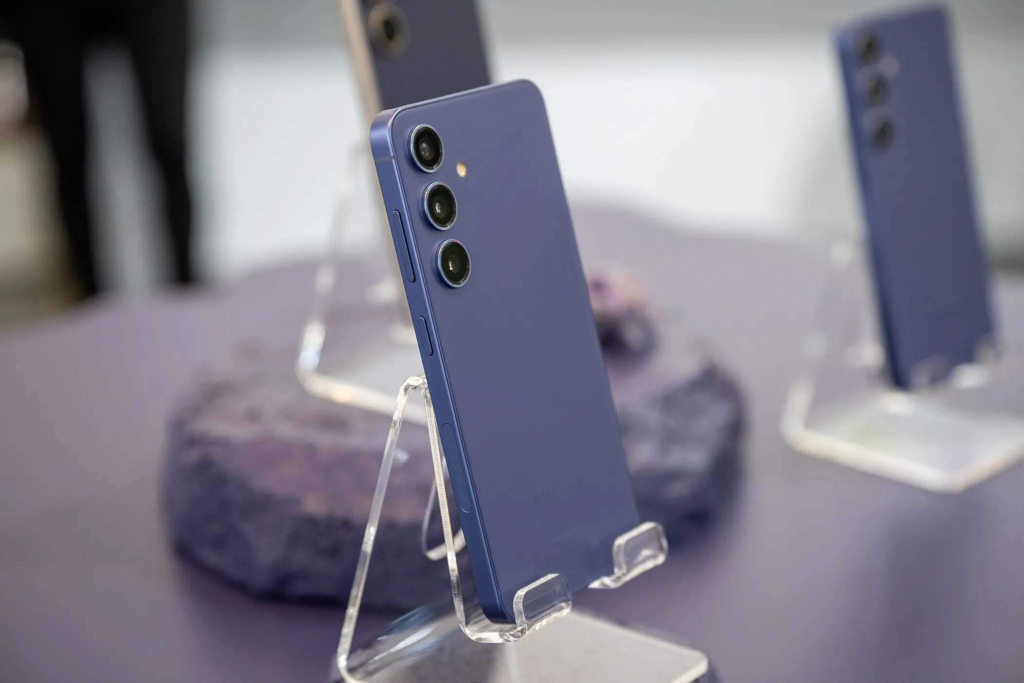 Cụm camera sau của Samsung Galaxy S24, cho thấy thiết kế tương đồng với S25.