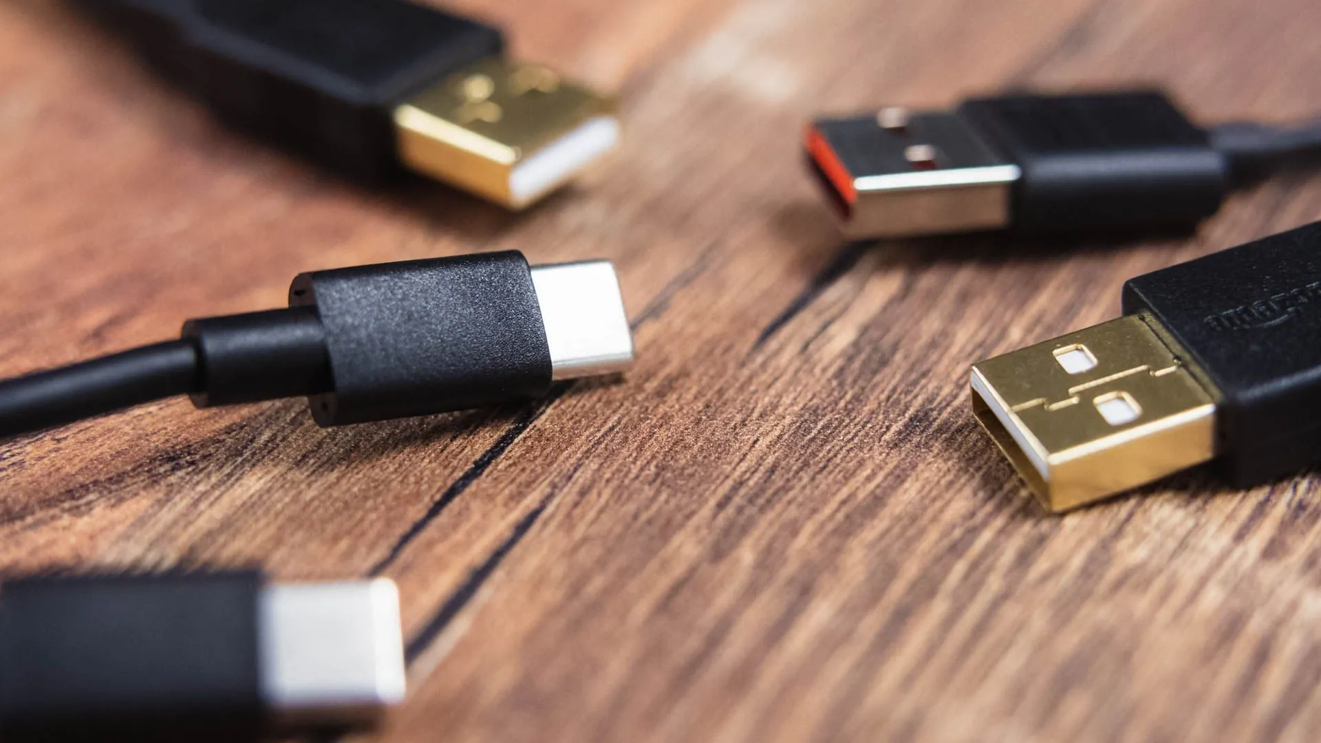 Đầu cắm USB-A và USB-C trên các sợi cáp, cần nhìn kỹ để phân biệt loại cáp phù hợp
