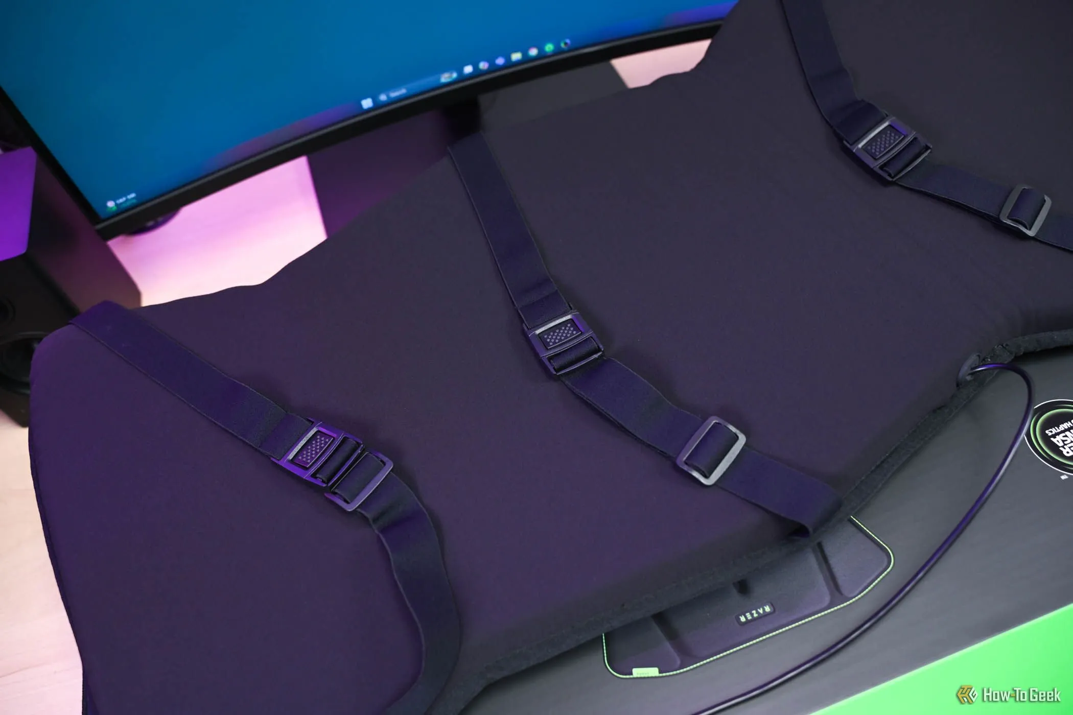 Dây đai cố định đệm ghế haptic Razer Freyja trên ghế gaming