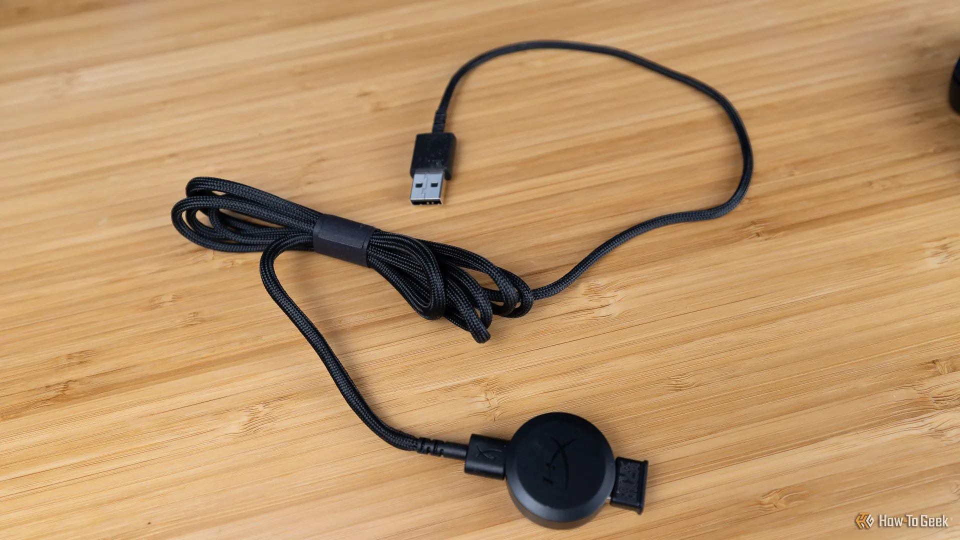 Dây sạc USB-C và USB-A dongle không dây đi kèm chuột HyperX Pulsefire Saga Pro