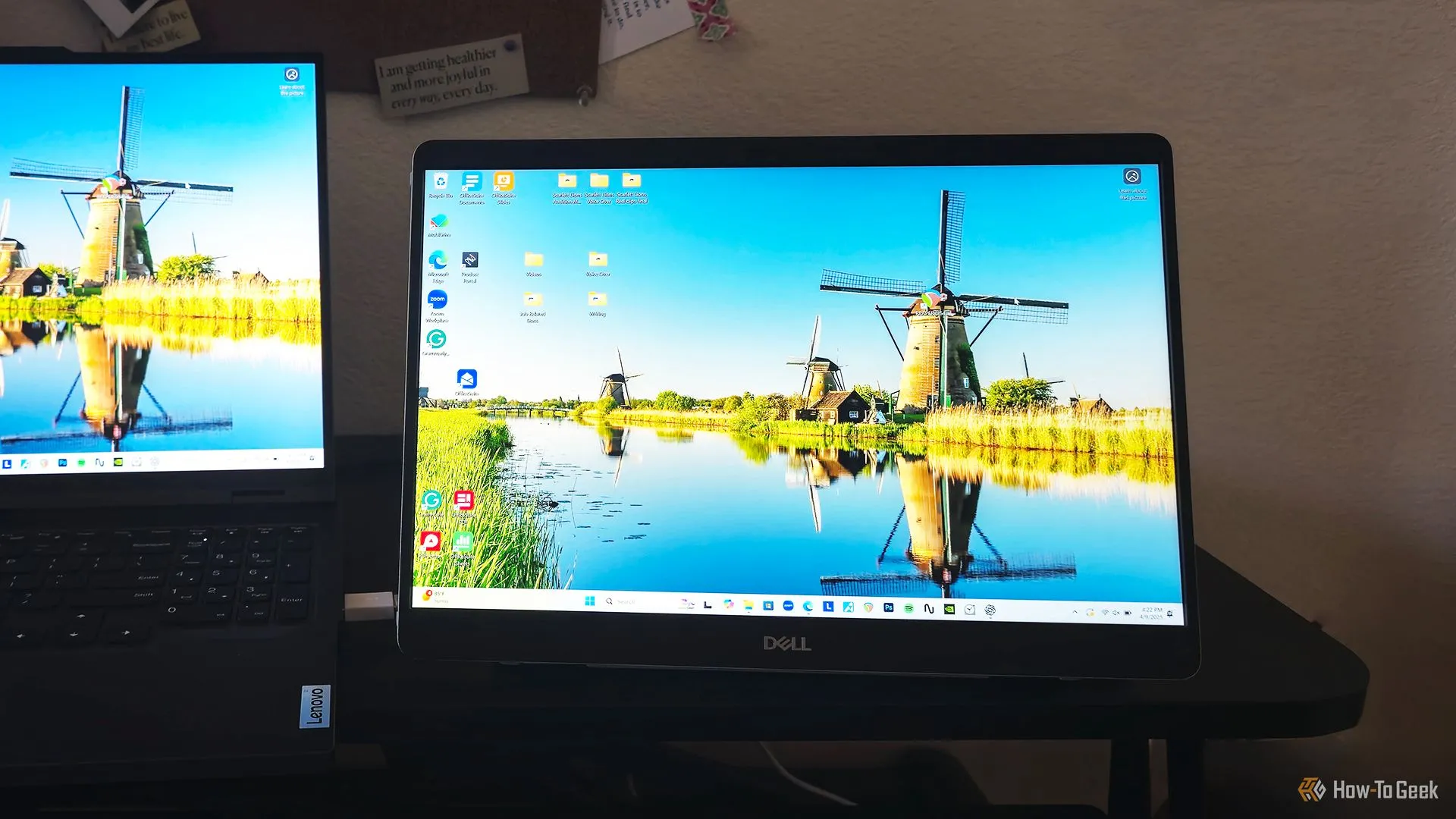 Dell Pro 14 Plus kết nối và phản chiếu màn hình laptop, tăng cường không gian làm việc.