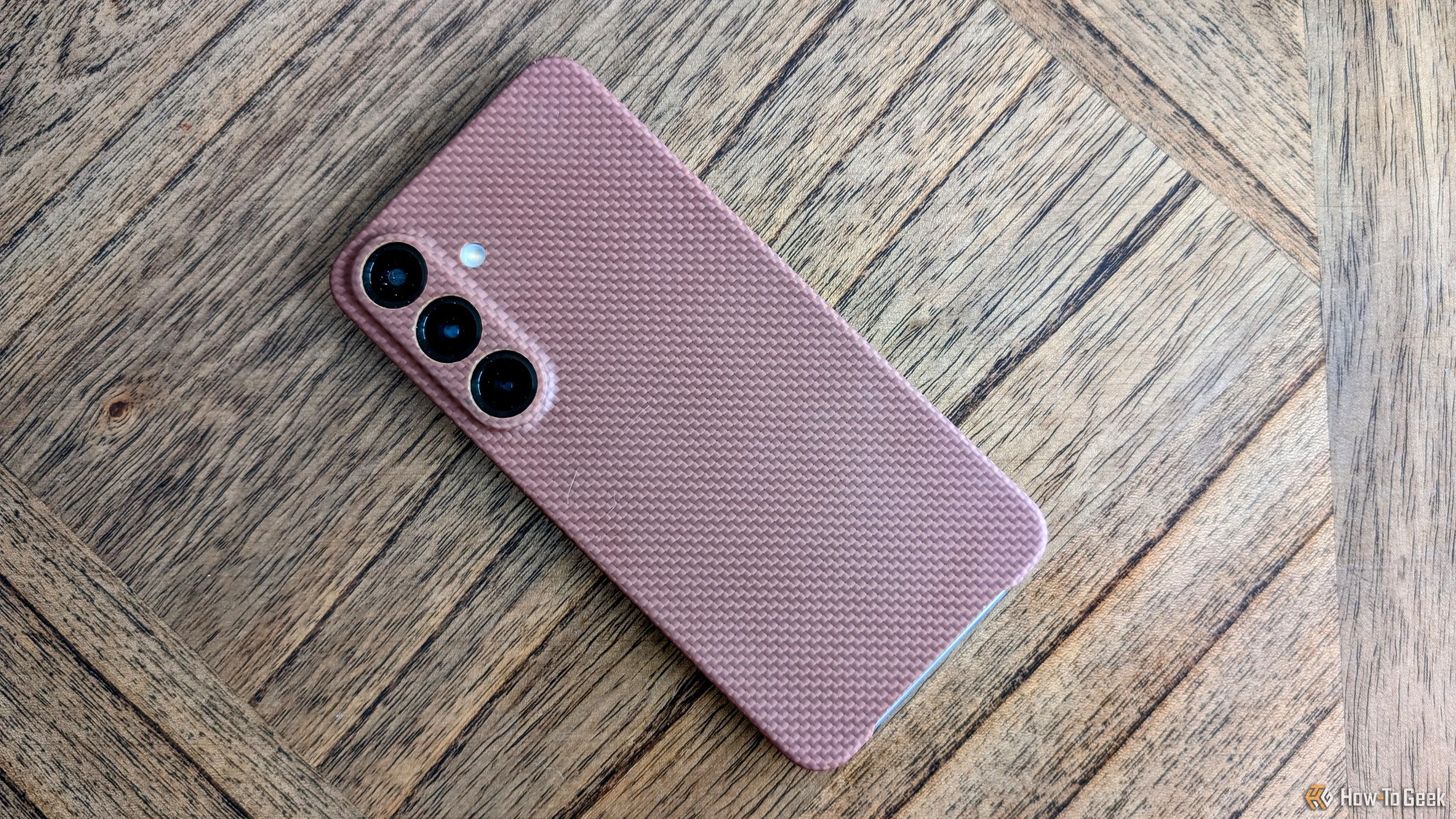 Điện thoại Galaxy S25 được bảo vệ trong ốp lưng mỏng